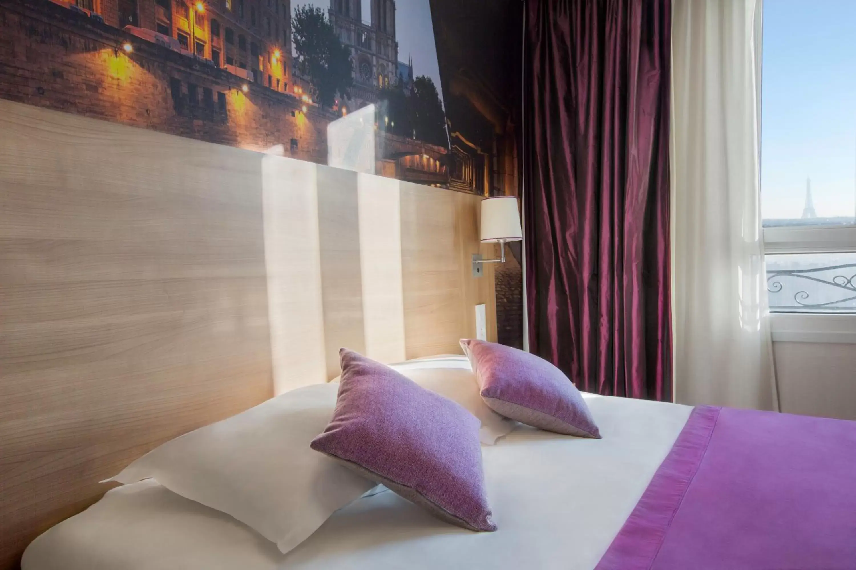 Bedroom, Bed in Best Western Rives de Paris La Defense