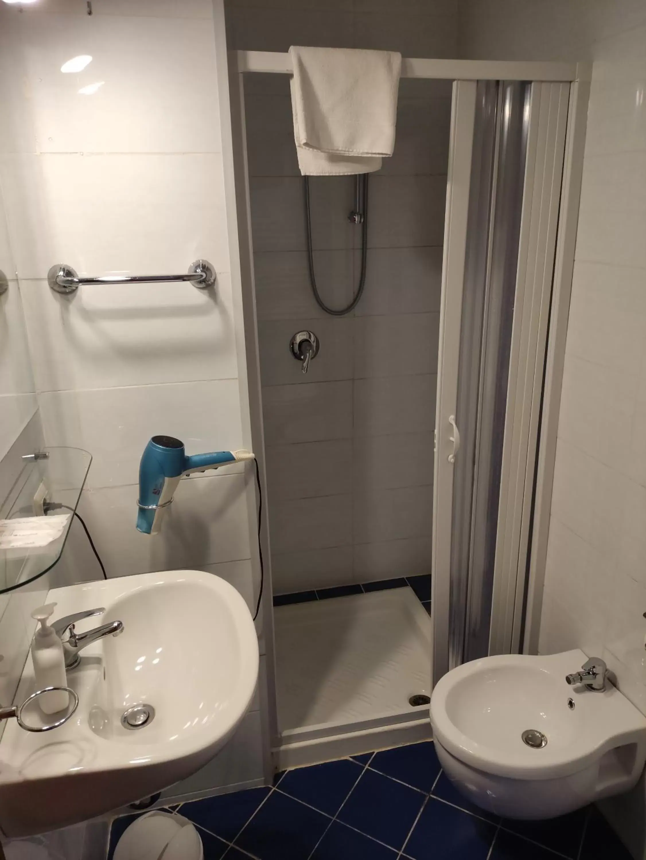 Shower, Bathroom in Hotel Big Bang