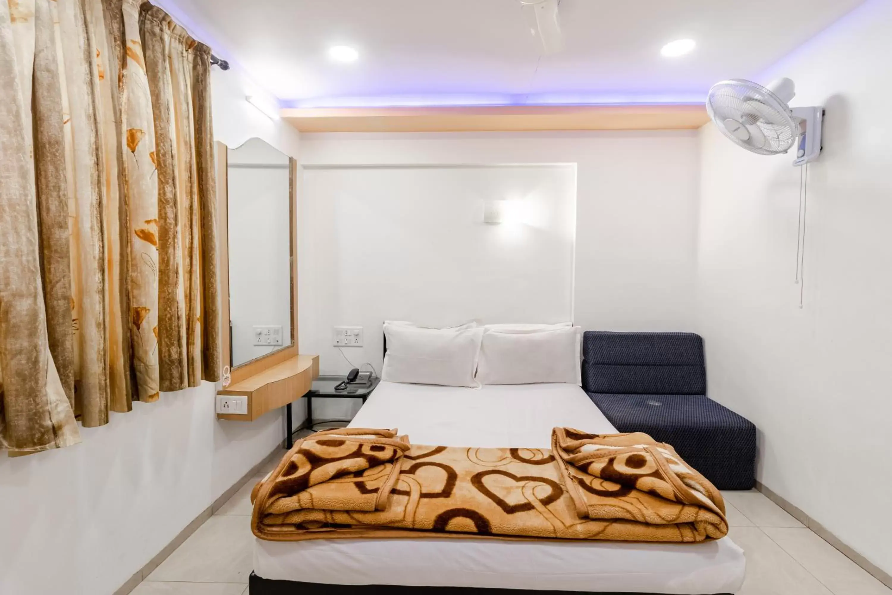 Bed in Hotel Vyankatesh & Pure Veg Restaurant