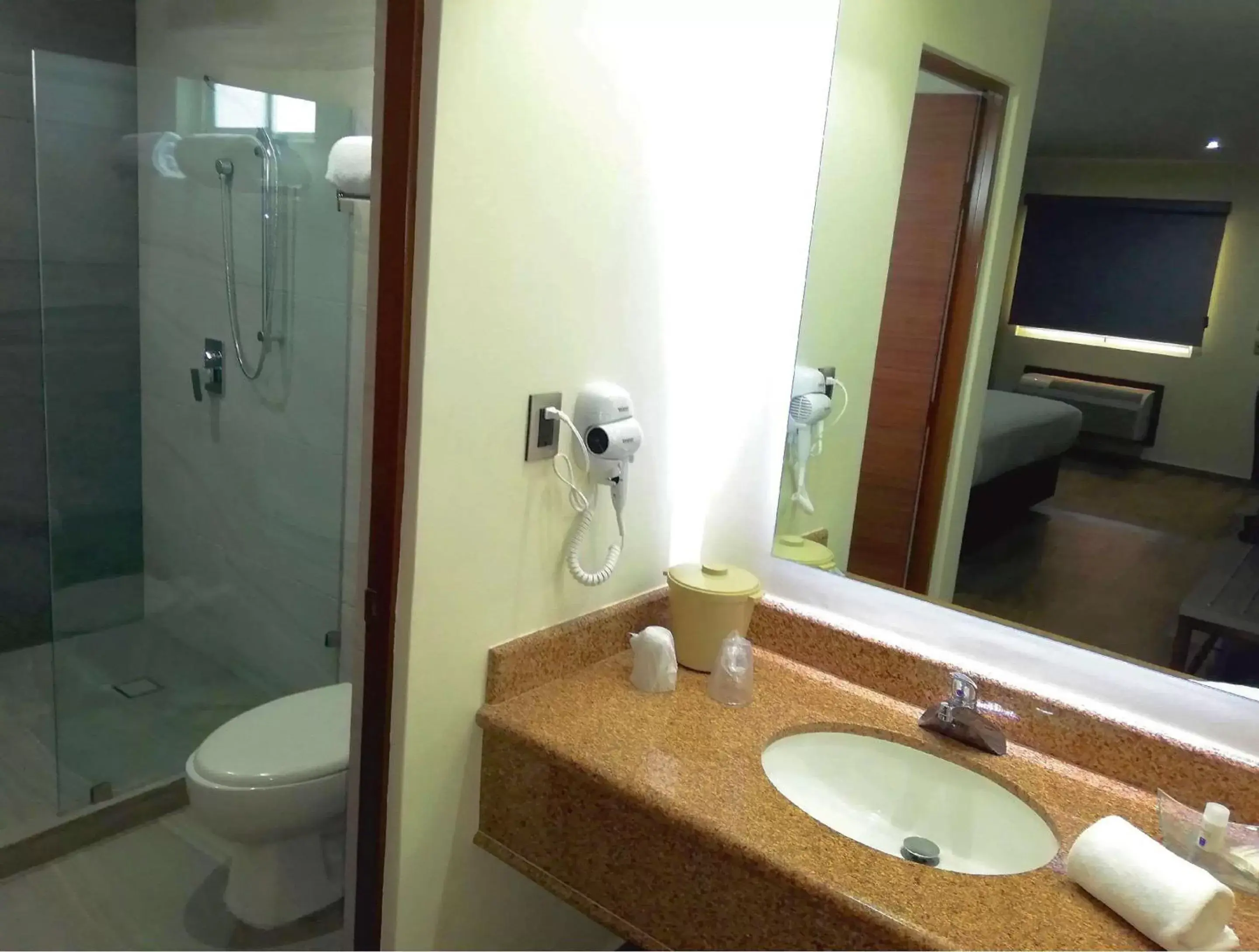 Photo of the whole room, Bathroom in Hotel Comfort Inn Monterrey Norte