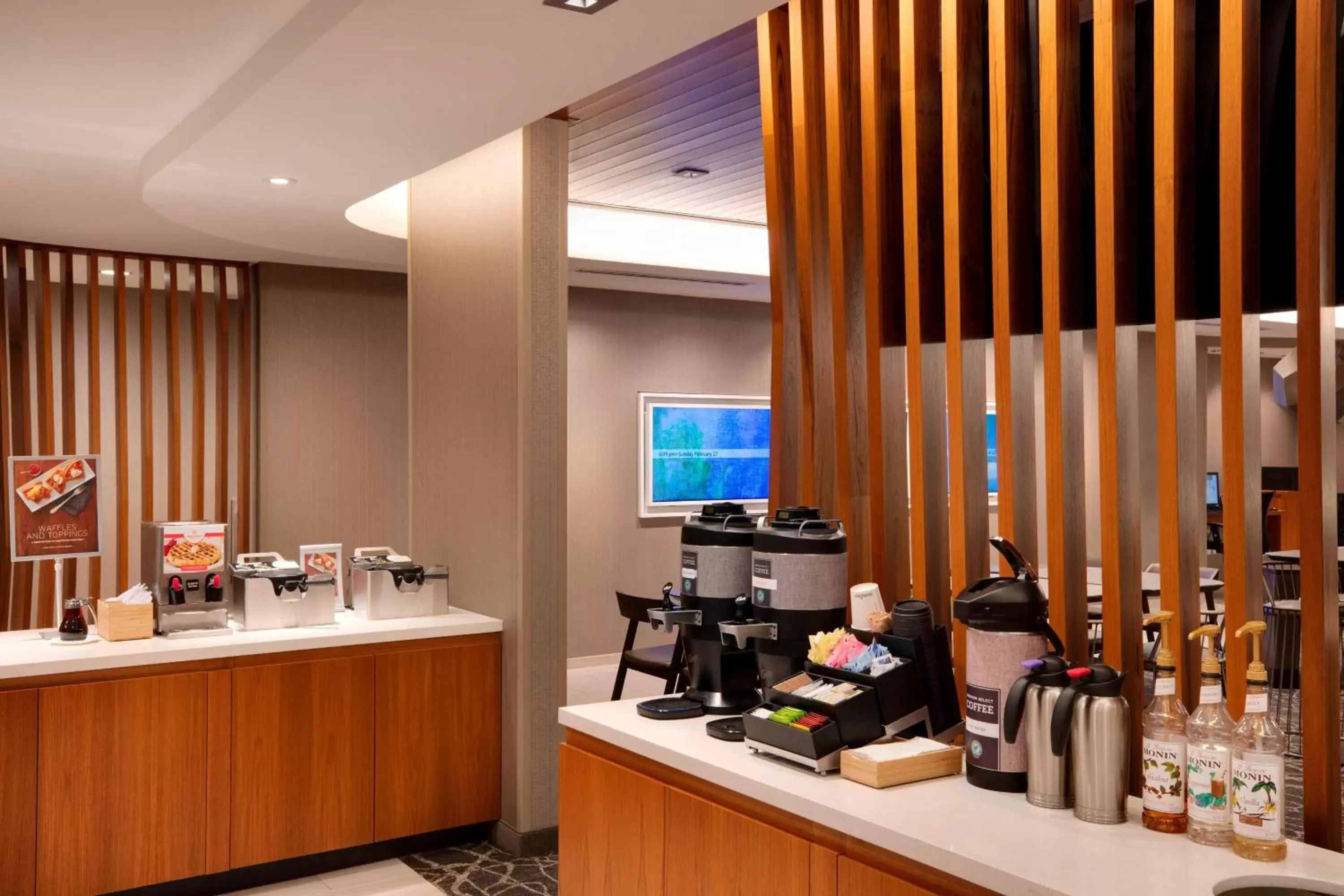 Restaurant/places to eat in SpringHill Suites by Marriott Hampton Portsmouth