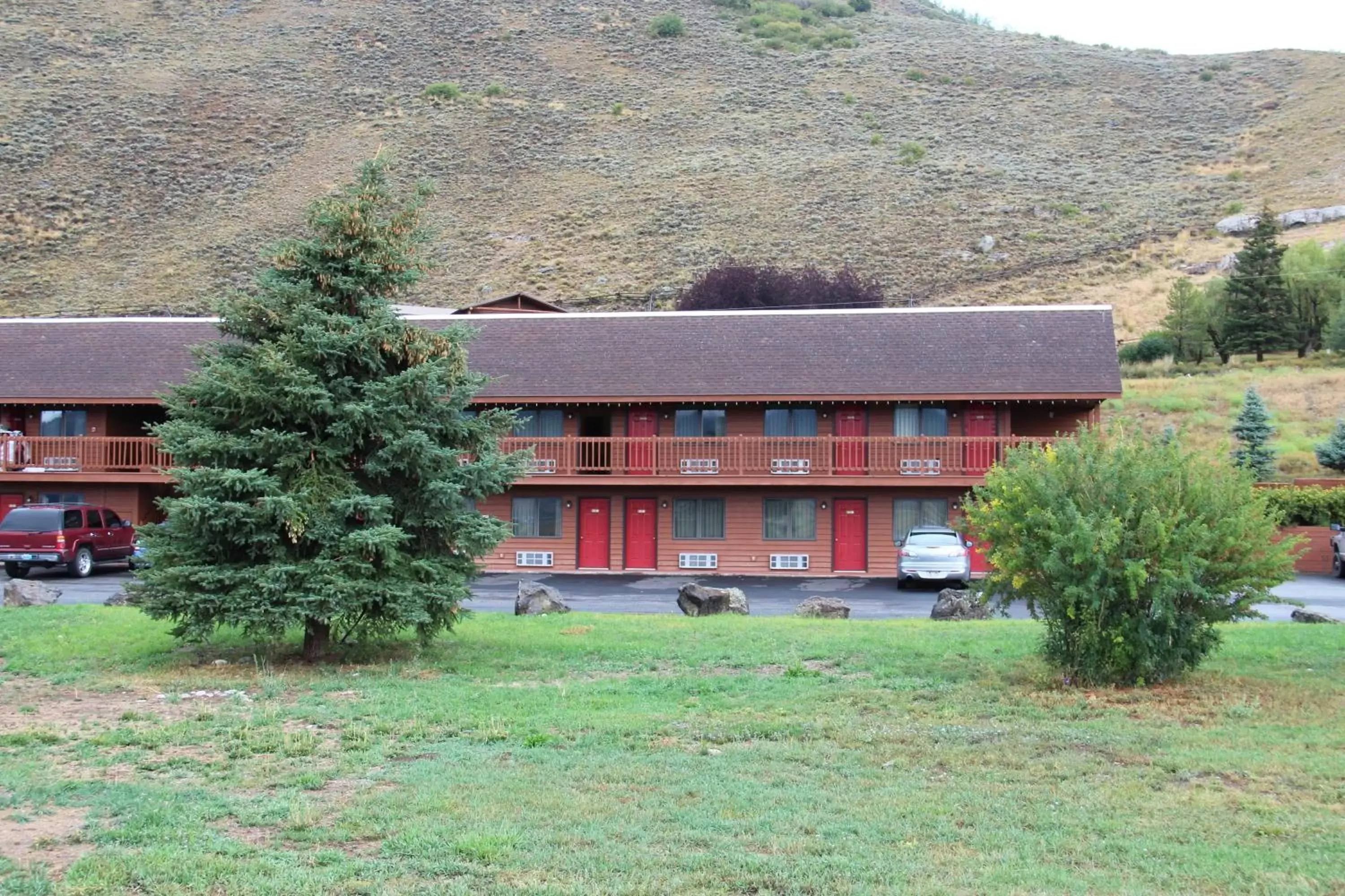 Facade/entrance, Property Building in Flat Creek Inn