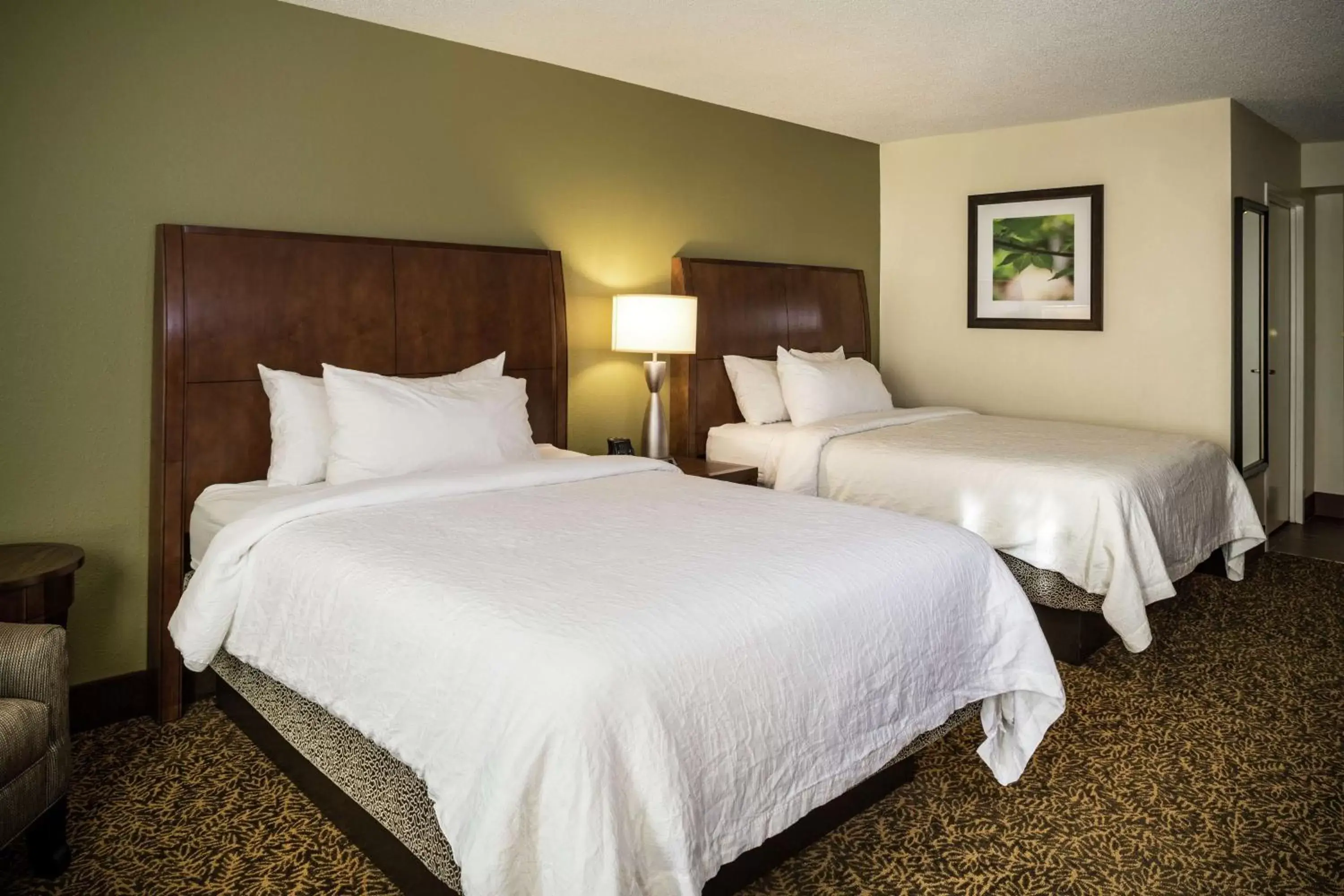 Living room, Bed in Hilton Garden Inn Richmond Innsbrook