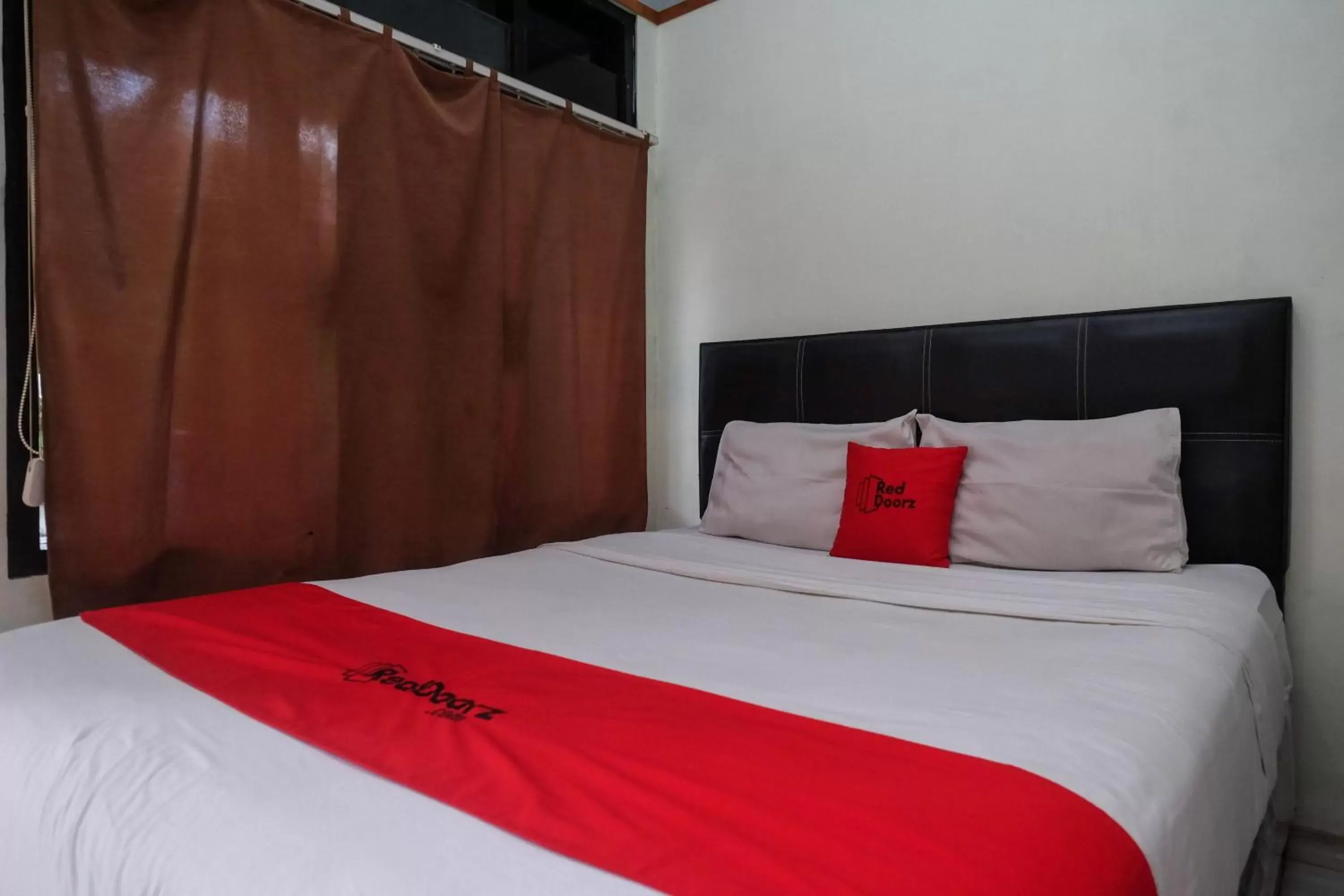 Bedroom, Bed in RedDoorz near Lotte Mart Maguwoharjo Yogyakarta