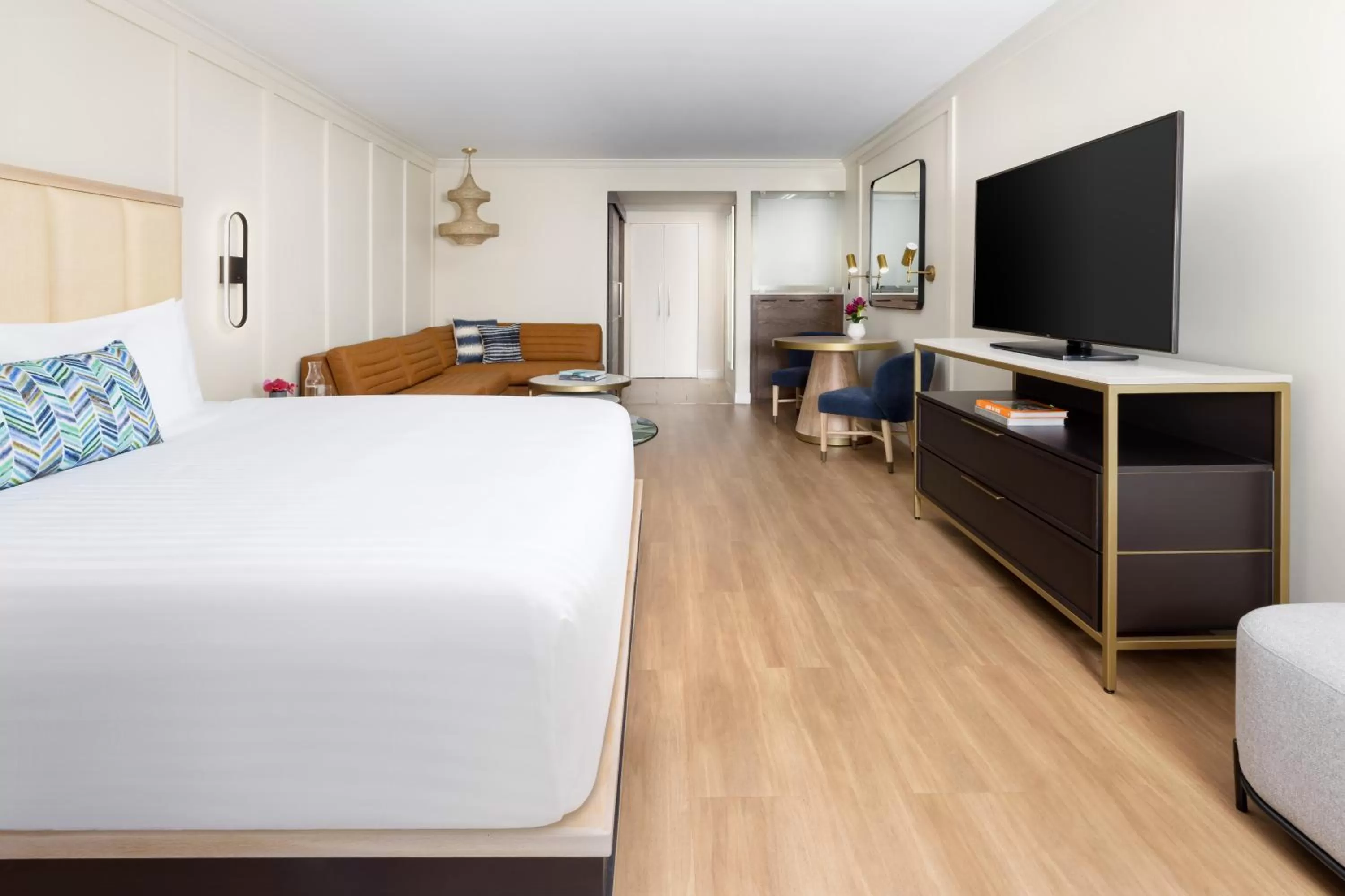 TV and multimedia, Bed in The Anza-a Calabasas Hotel