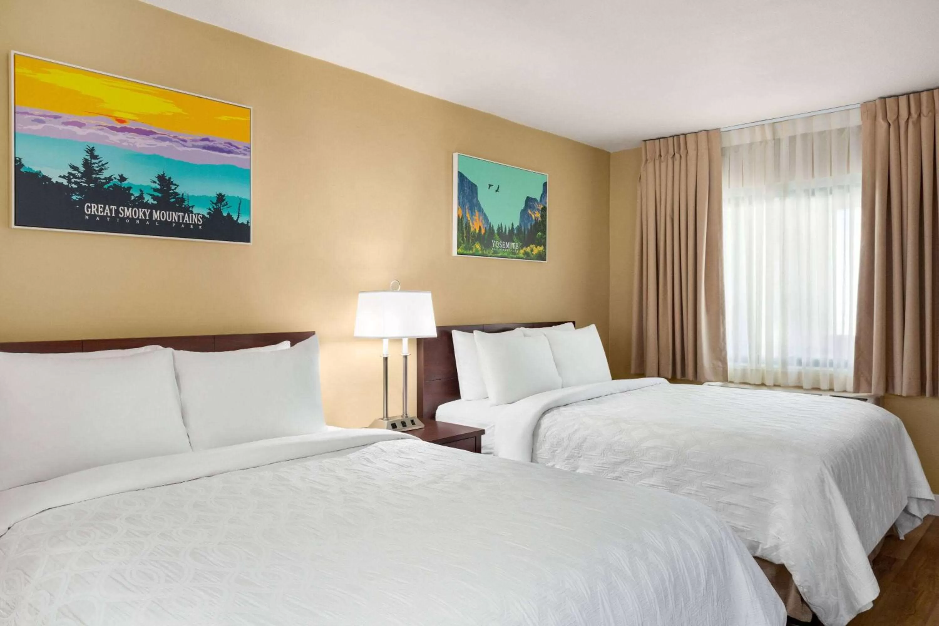 Bedroom, Bed in Travelodge by Wyndham Presidio San Francisco