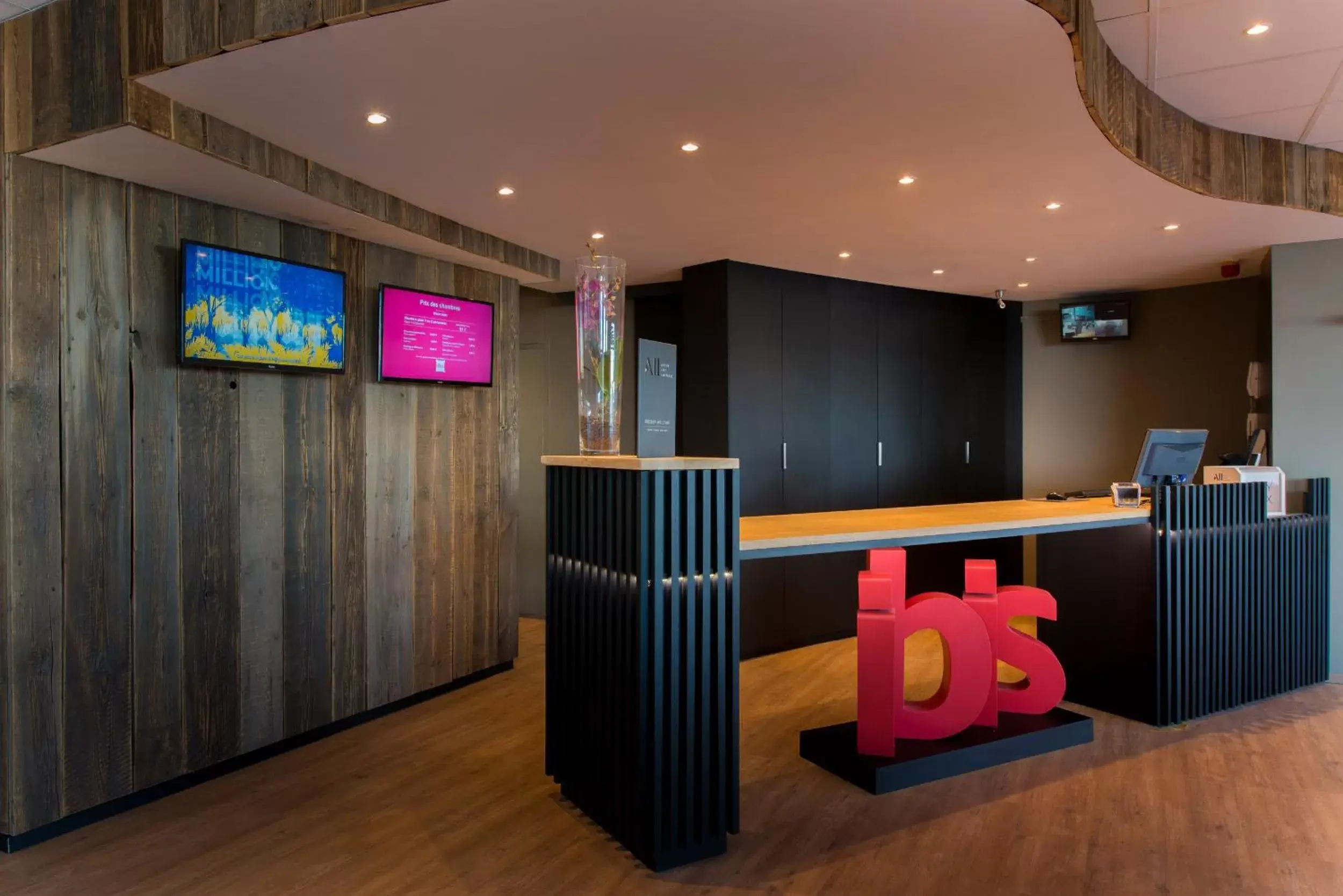 Lobby or reception, TV/Entertainment Center in ibis Mons Centre Gare