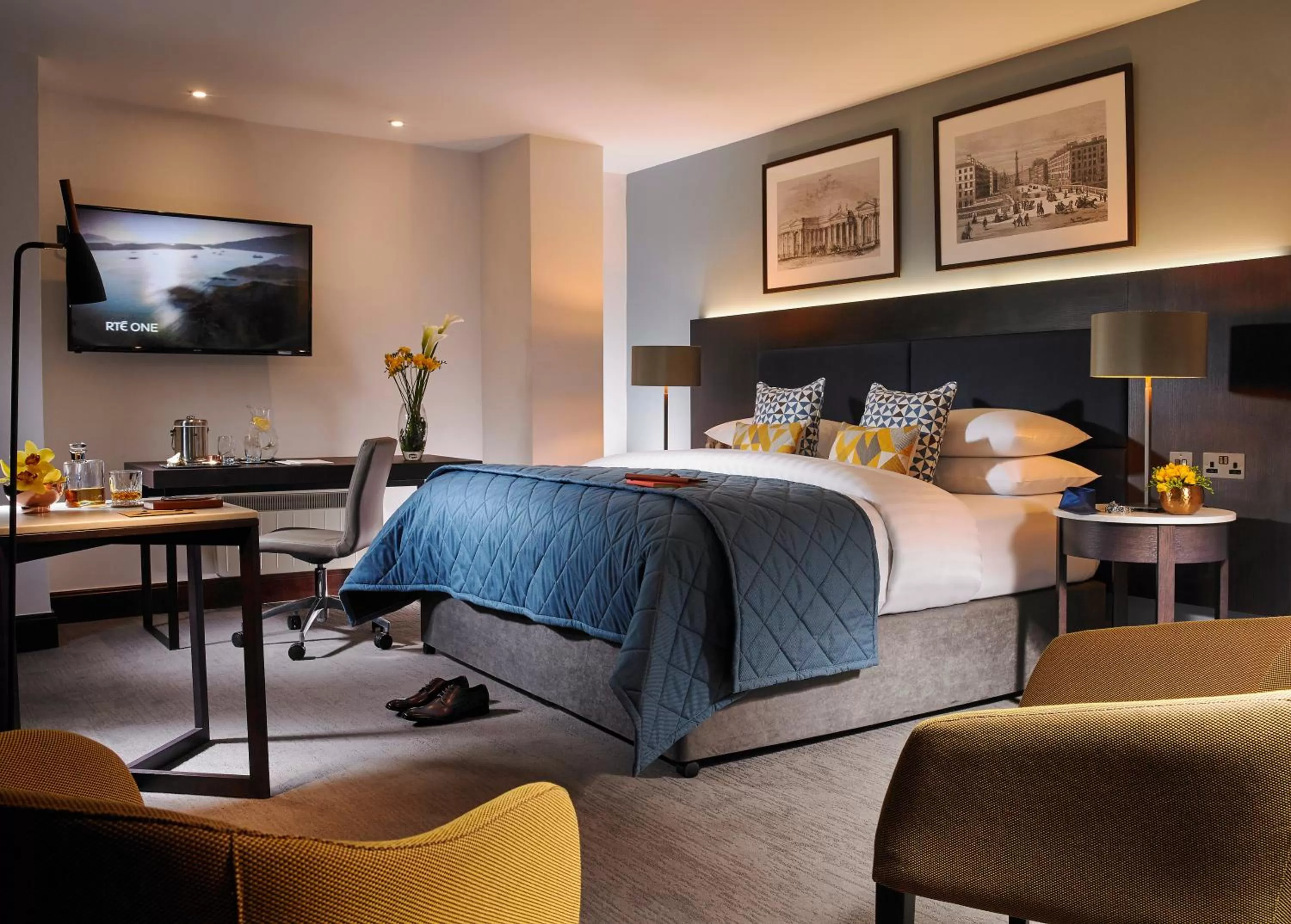 Photo of the whole room, Bed in Temple Bar Hotel