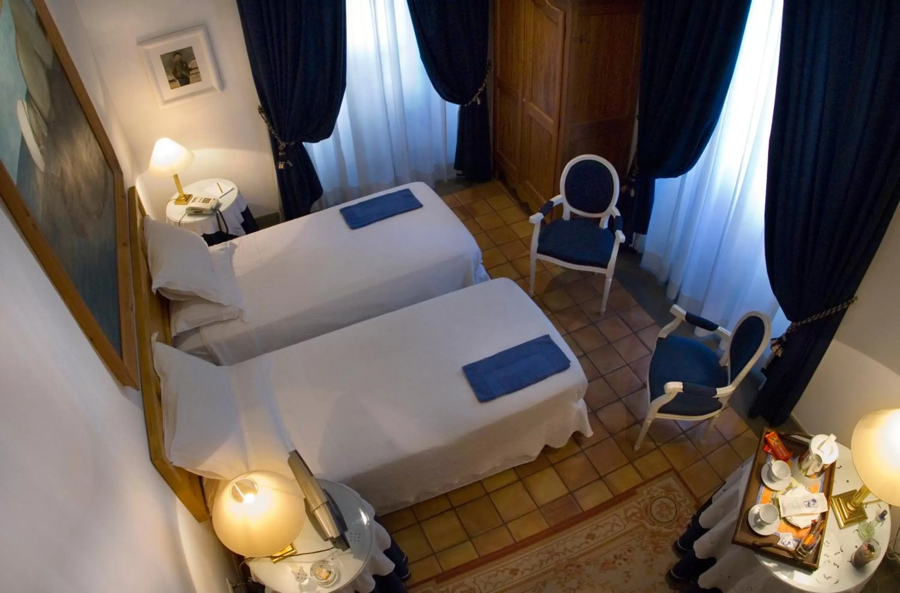 View (from property/room), Bed in Hotel Locanda Cairoli