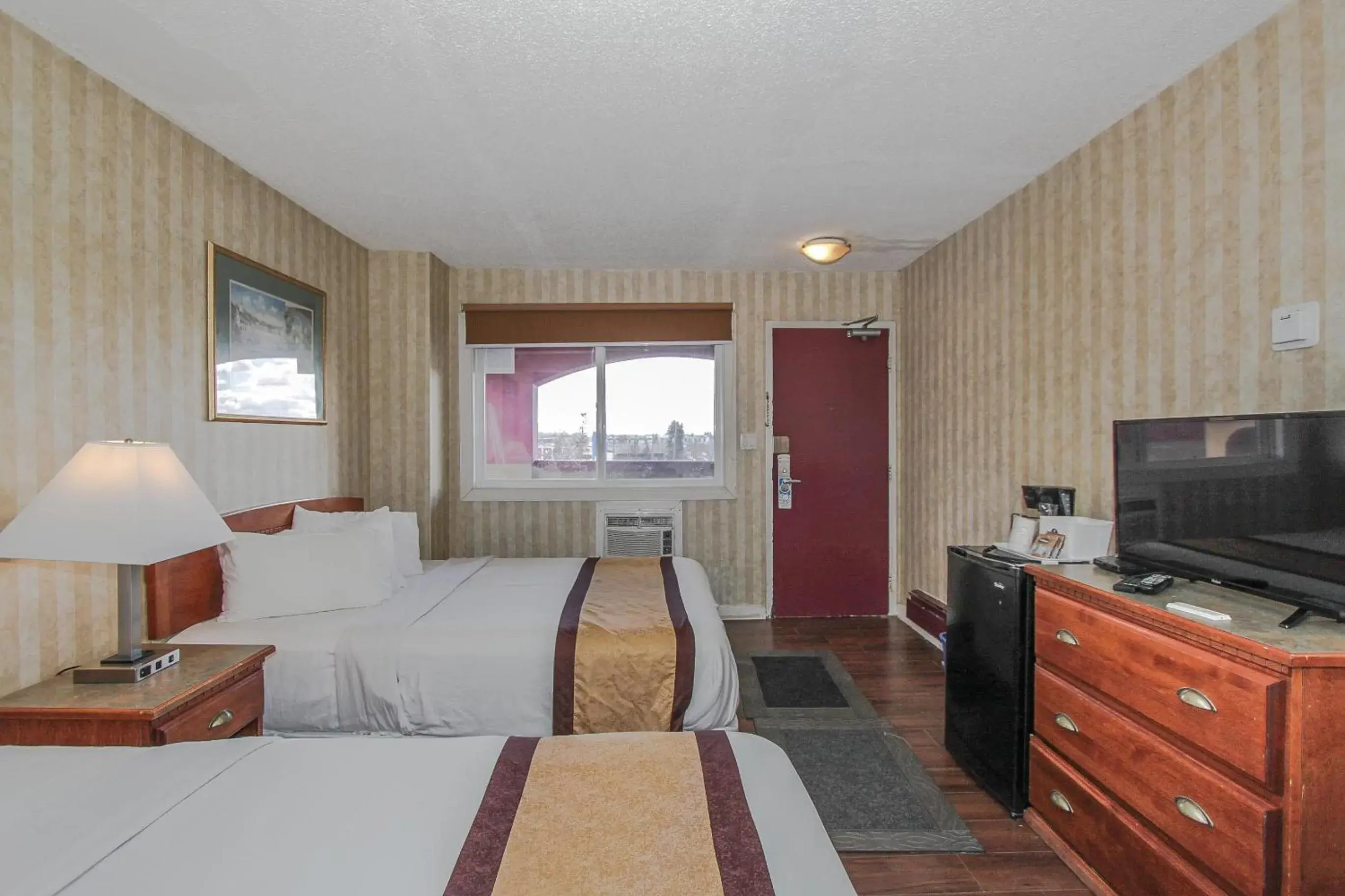 Bed in Canadas Best Value Inn Chinook Station Bed in Canadas Best Value Inn Chinook Station