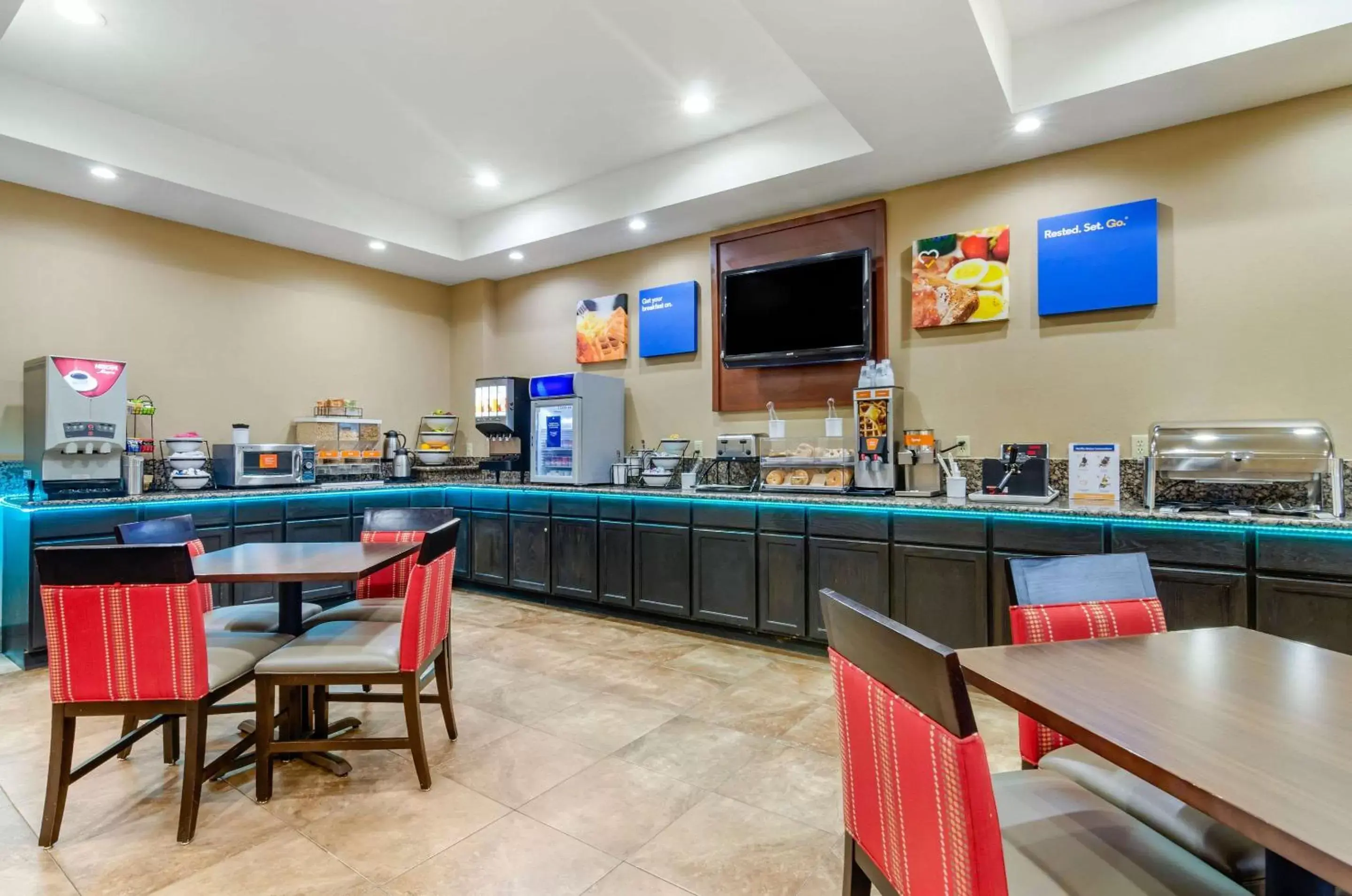 Restaurant/Places to Eat in Comfort Inn & Suites near Bethel College