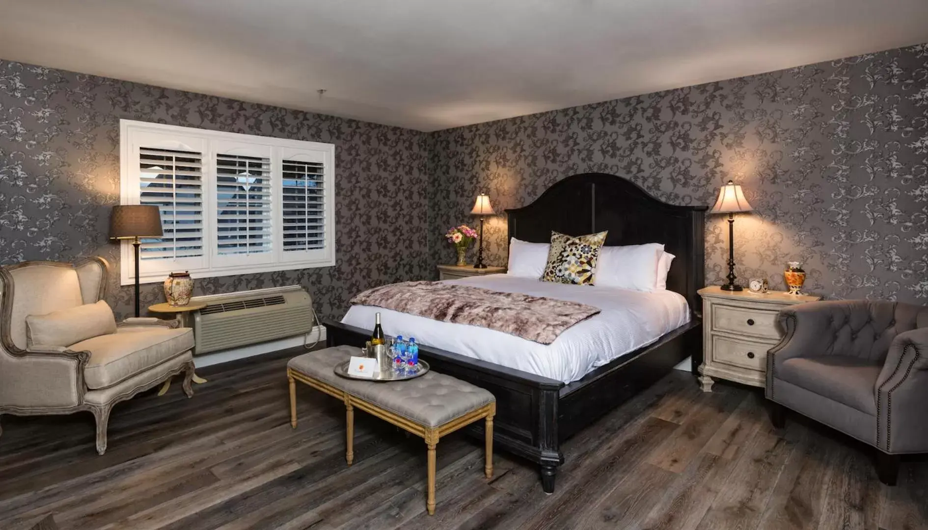 Bedroom, Bed in Mirabelle Inn & Restaurant