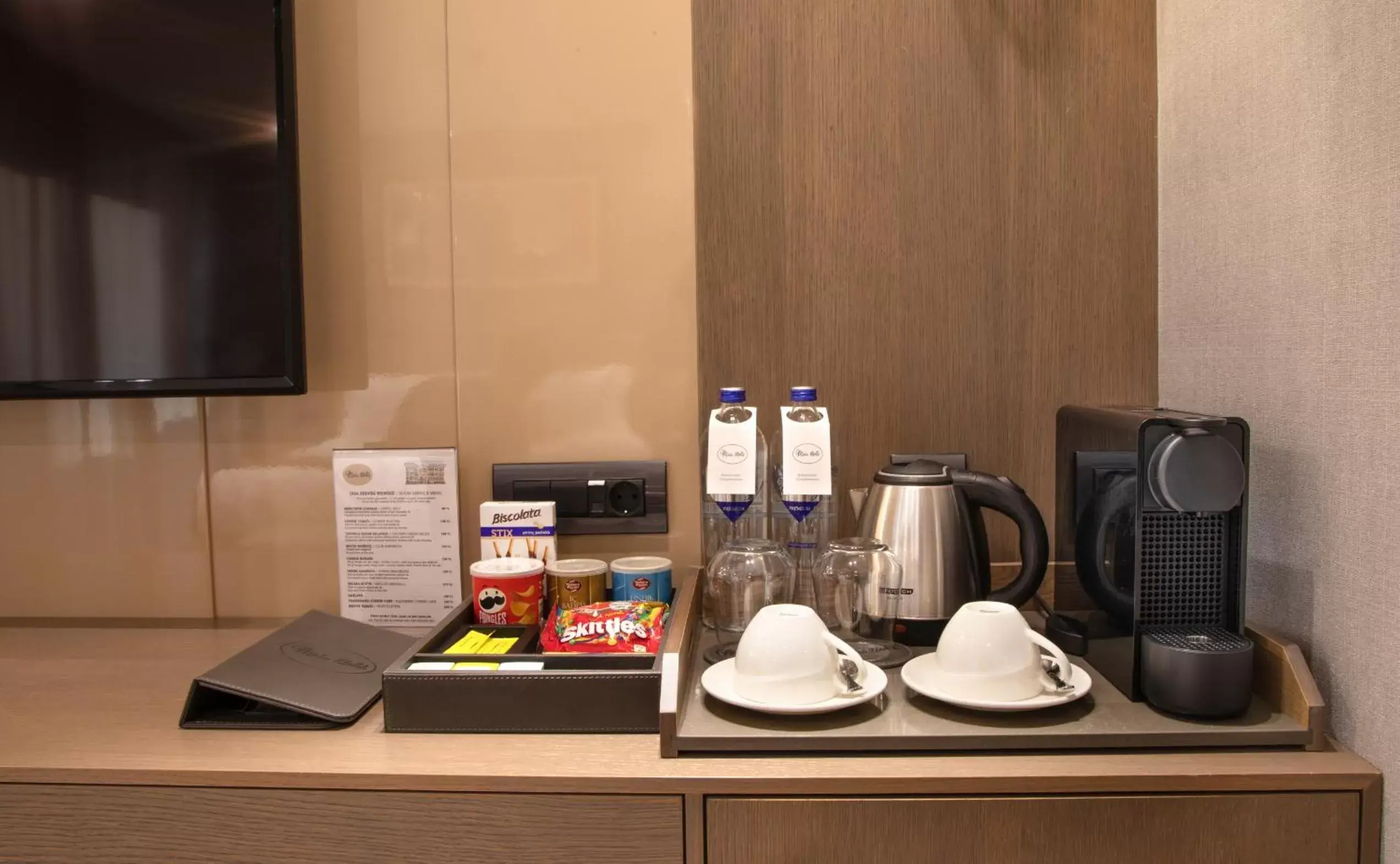 Coffee/tea facilities in Mula Hotel