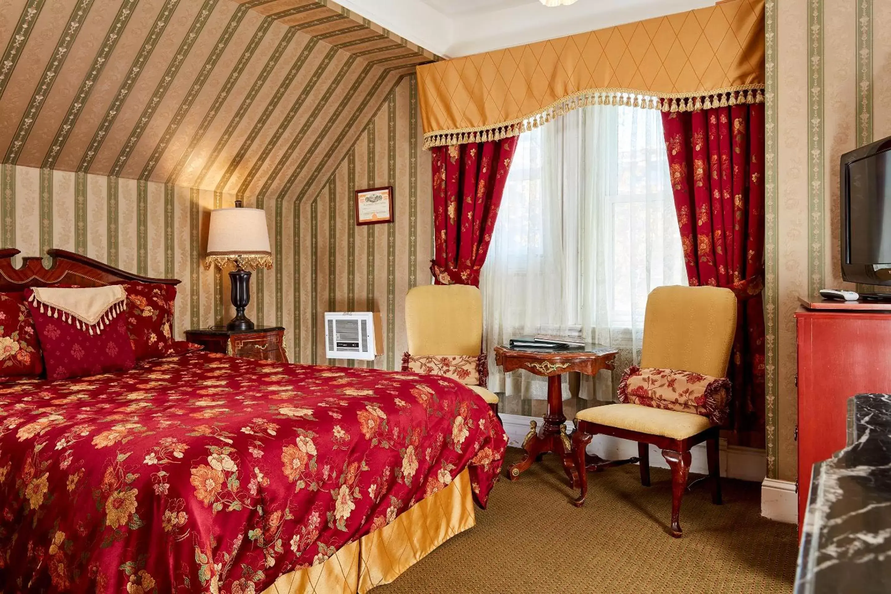 Standard Queen Room in Queen Anne