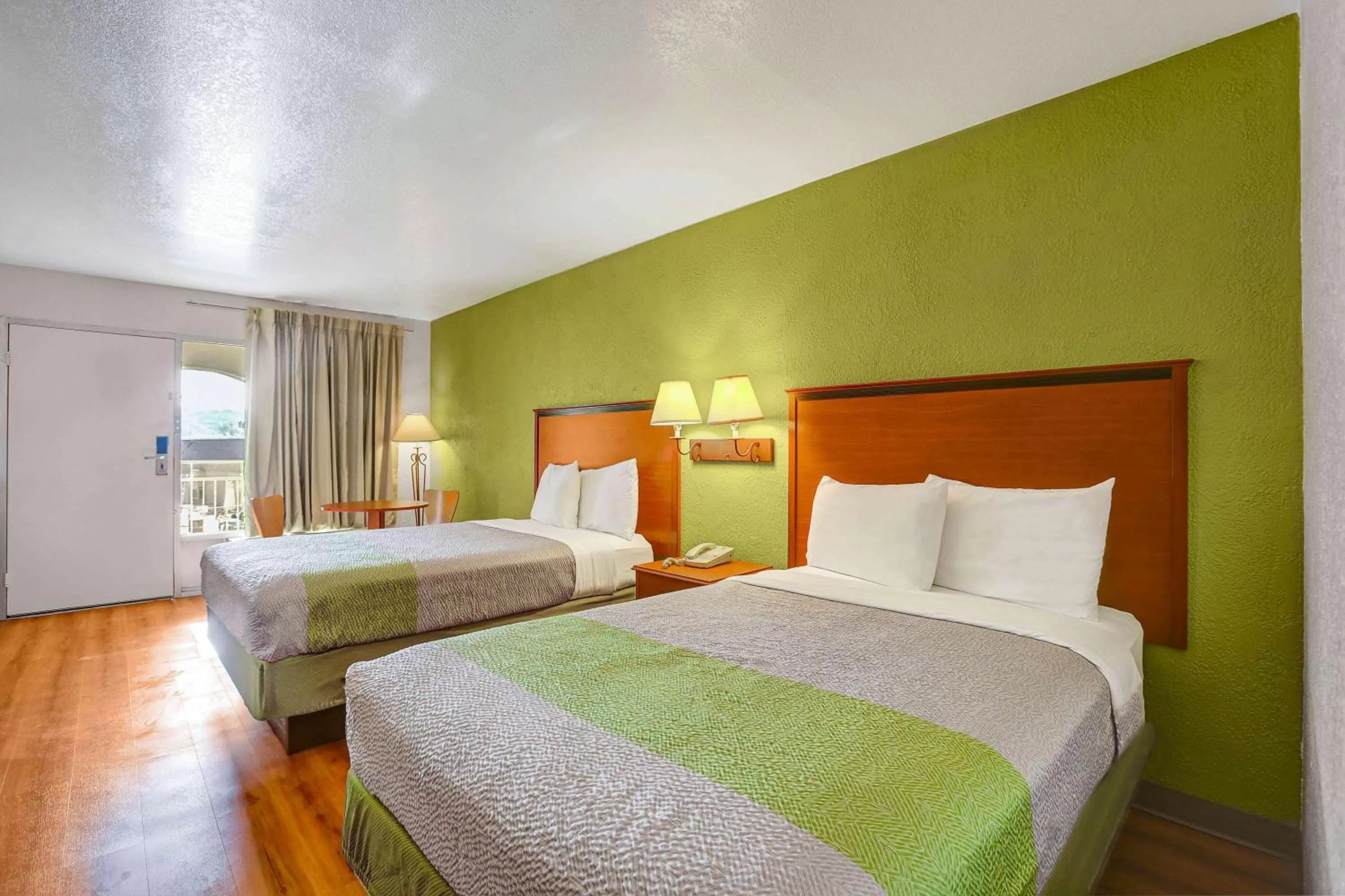 Deluxe Quadruple Room - Smoking in Econo Lodge Sonora
