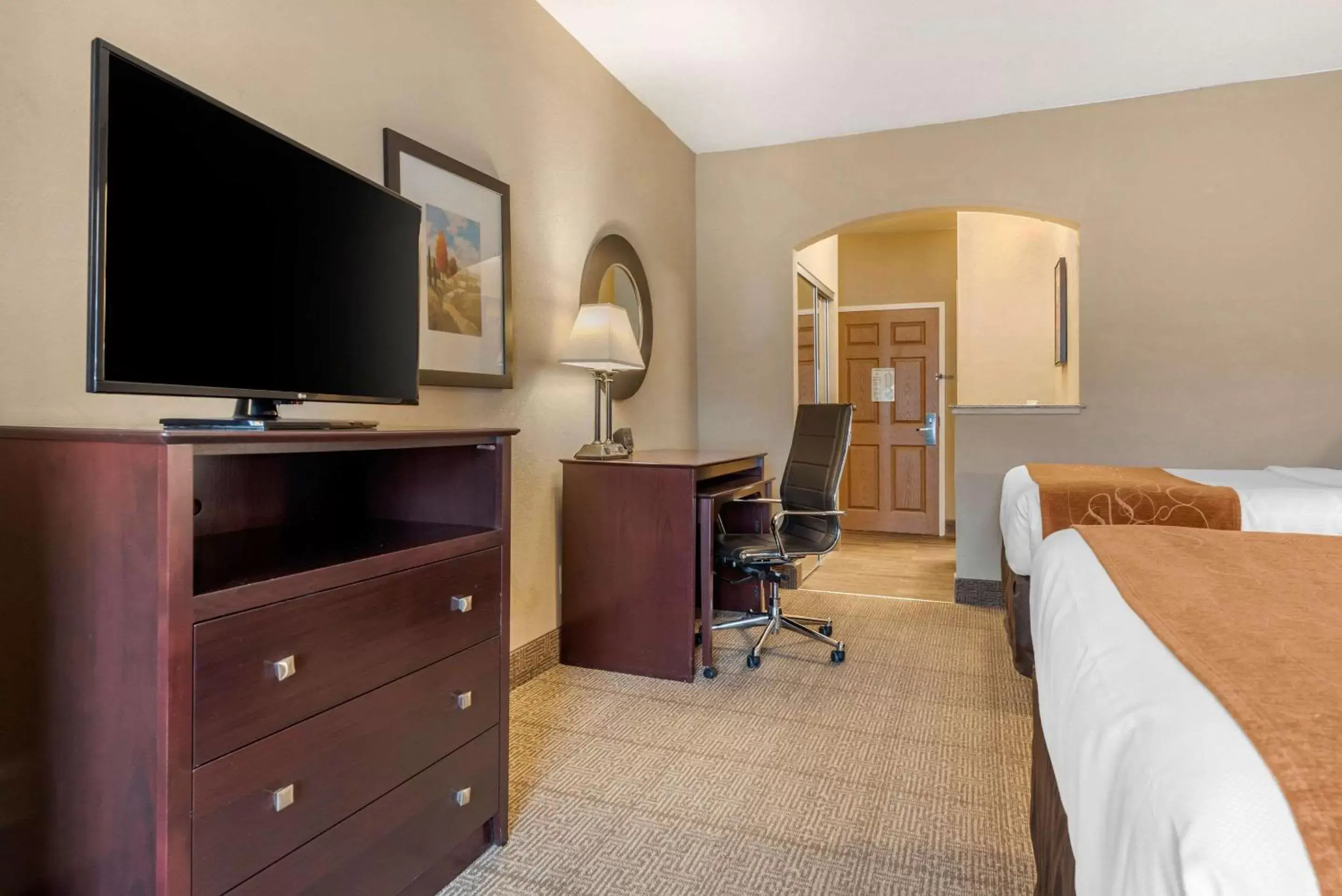 TV and multimedia, TV/Entertainment Center in Comfort Suites near Route 66