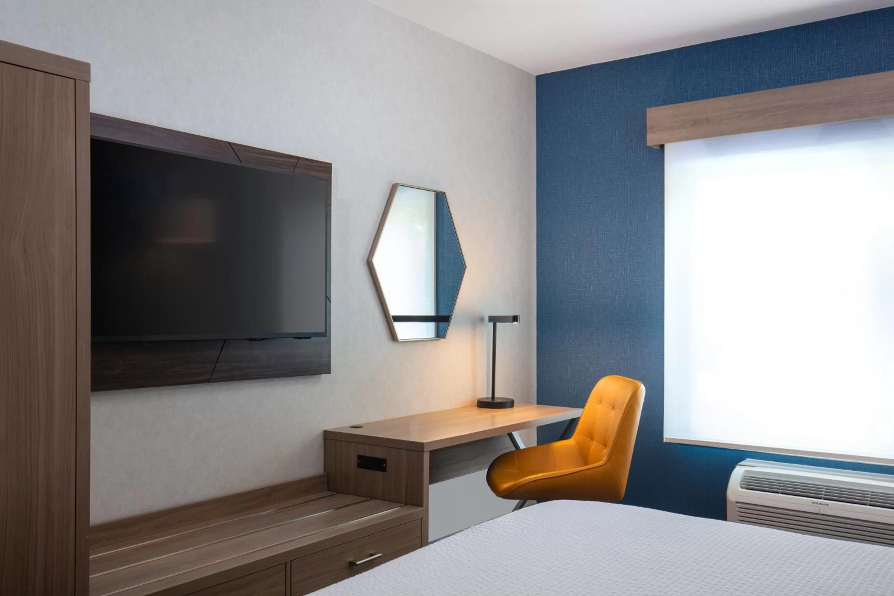 Communal lounge/ TV room, Bed in Holiday Inn Express Bothell by IHG