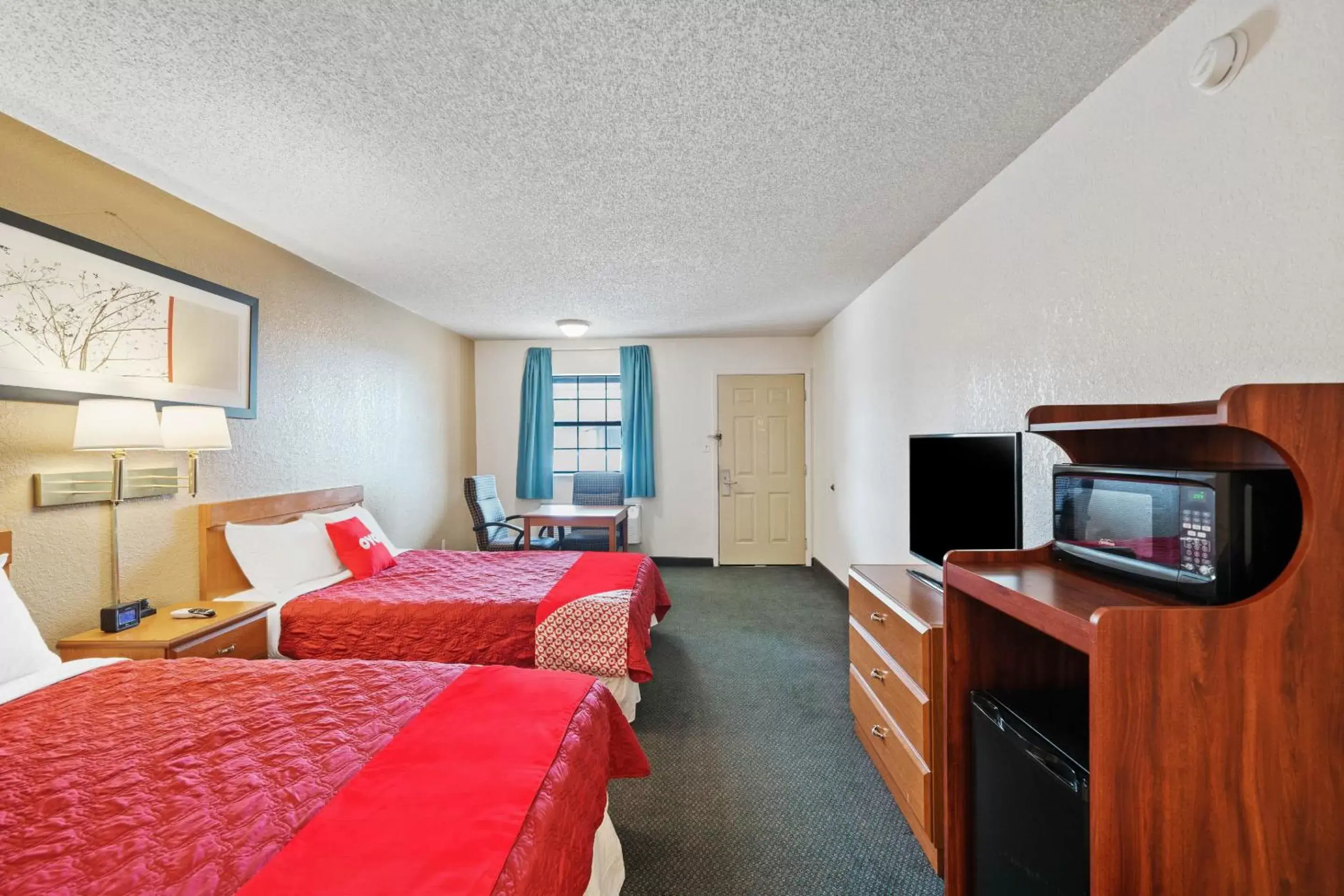 Bedroom, TV/Entertainment Center in OYO Hotel Junction TX I-10