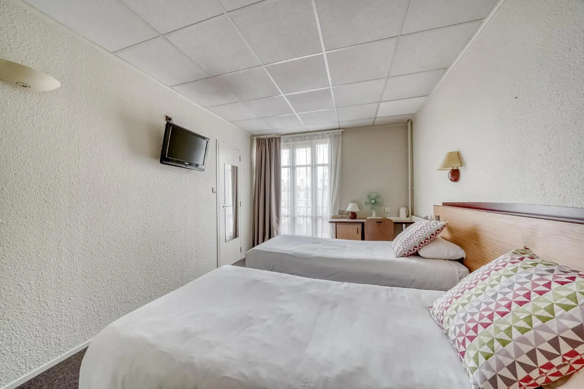 Bedroom, Bed in Campanile Paris Ouest - Boulogne