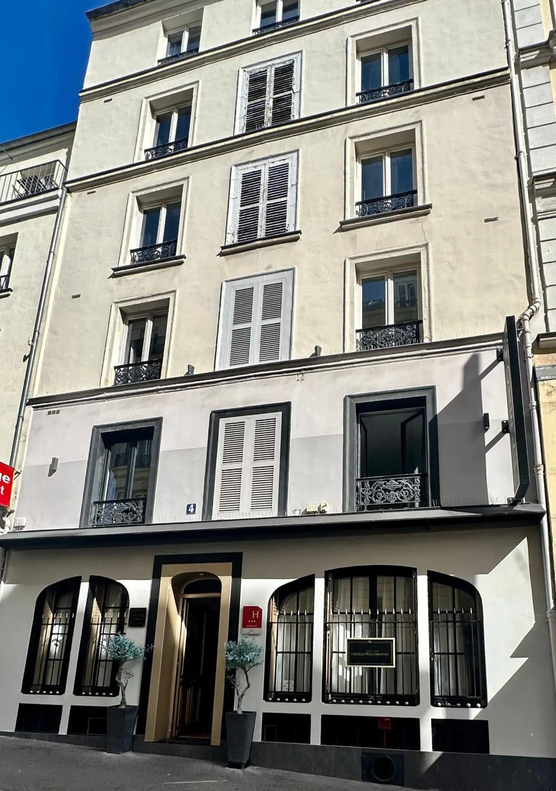 Property Building in Nation Montmartre Hotel