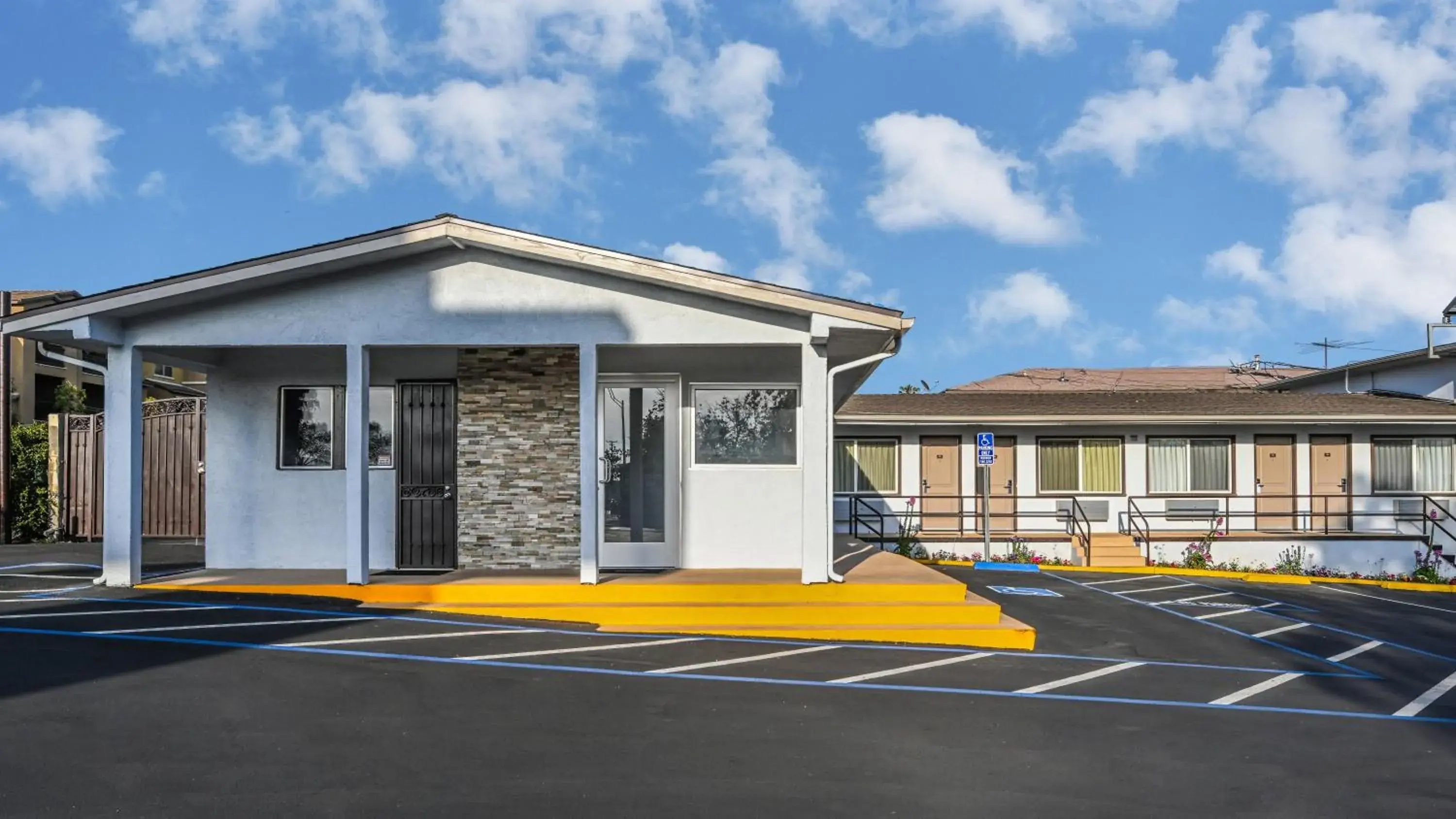 Property building in Sea Rock Inn - Long Beach Property building in Sea Rock Inn - Long Beach