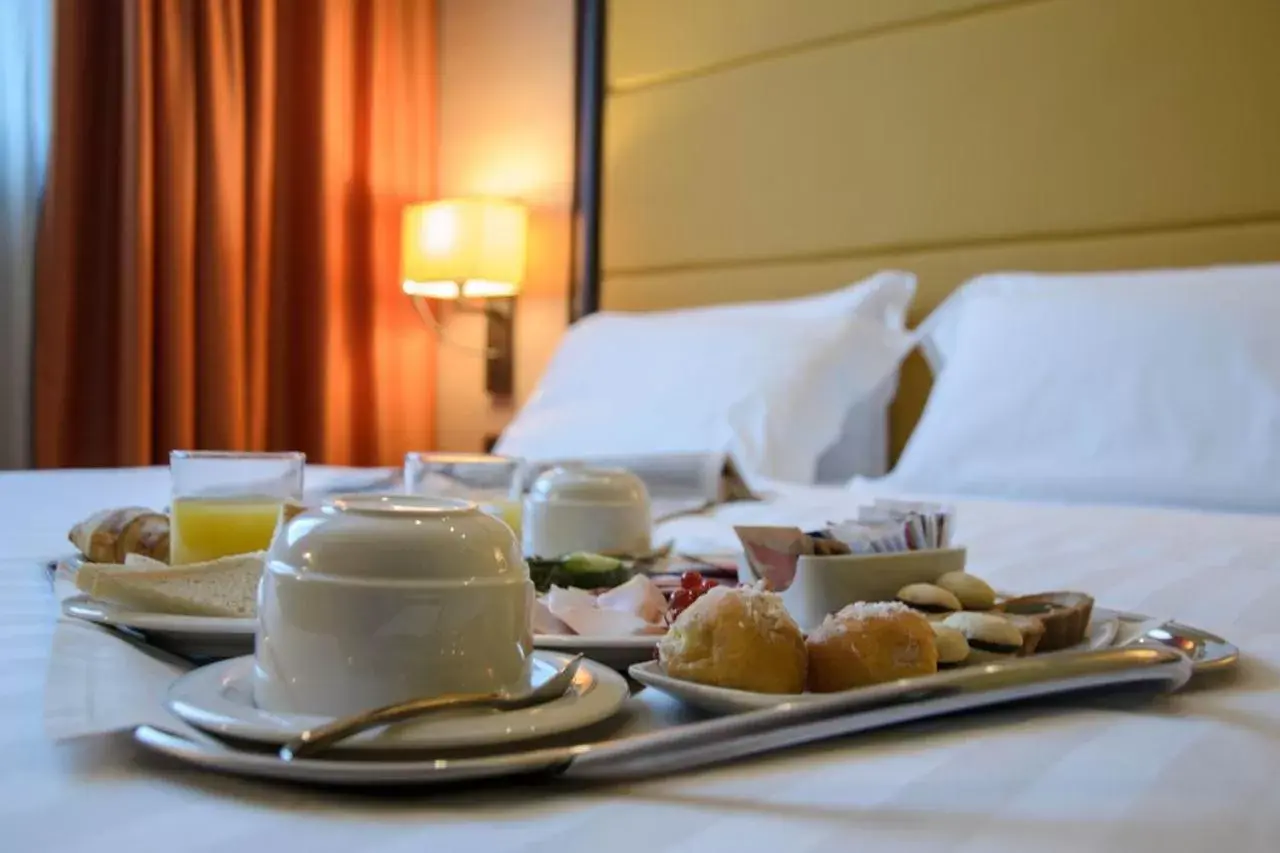 Breakfast, Bed in Palace Hotel Legnano Breakfast, Bed in Palace Hotel Legnano