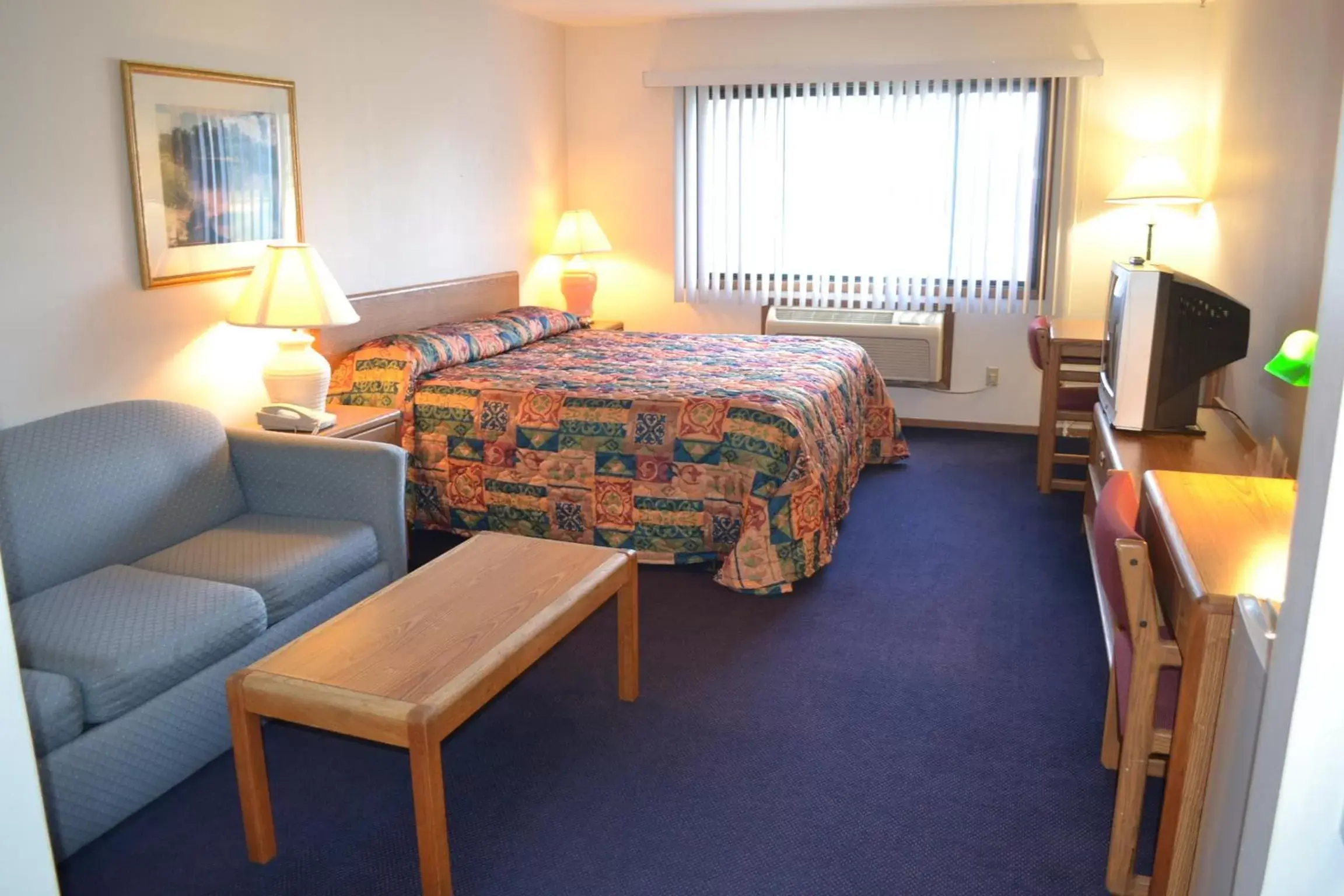 Photo of the whole room, Bed in Sky Lodge Inn & Suites - Delavan
