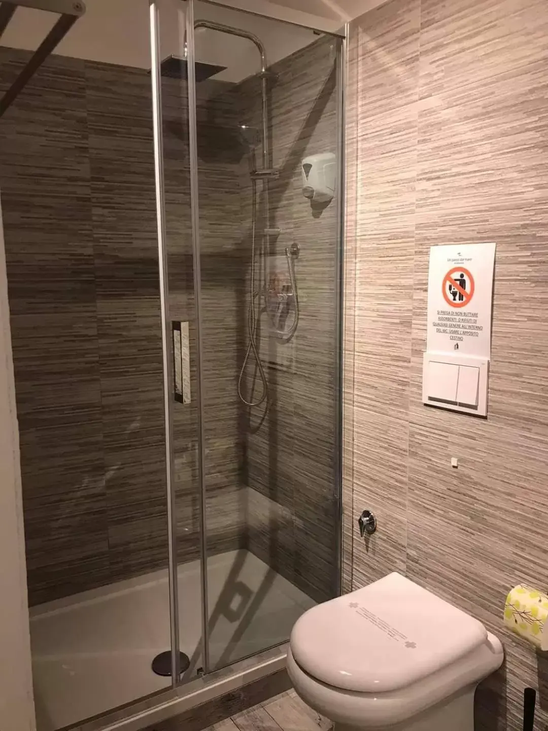 Shower, Bathroom in UN PASSO DAL MARE bed&breakfast San Salvo Marina