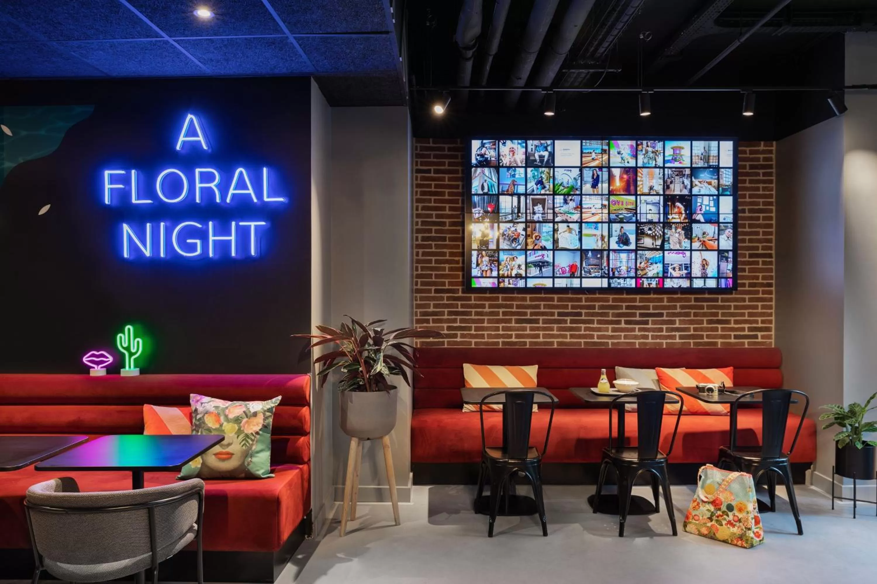 Lobby or reception in Moxy Amiens