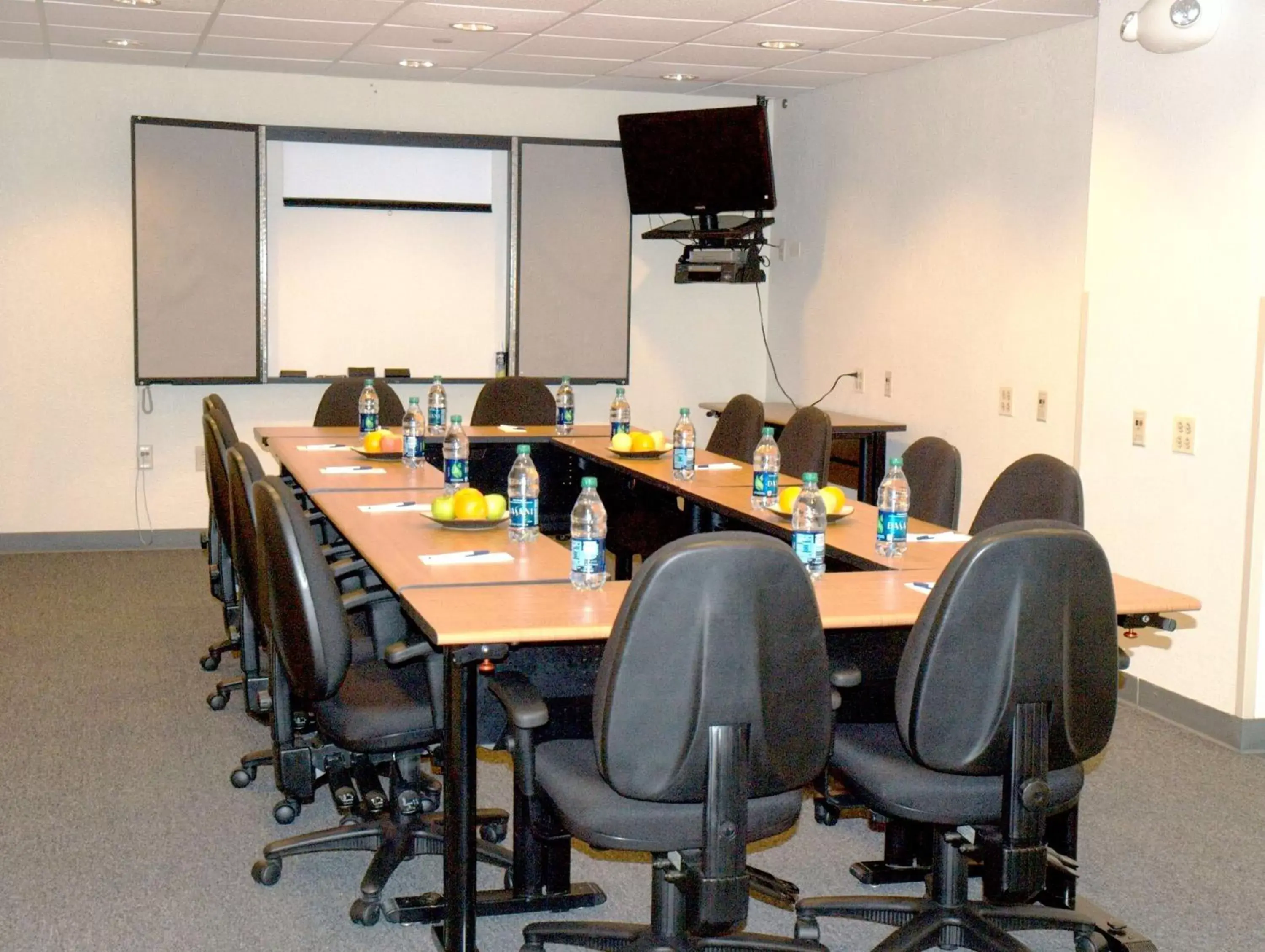 Meeting/conference room in Sonesta Simply Suites Chicago O'Hare Airport