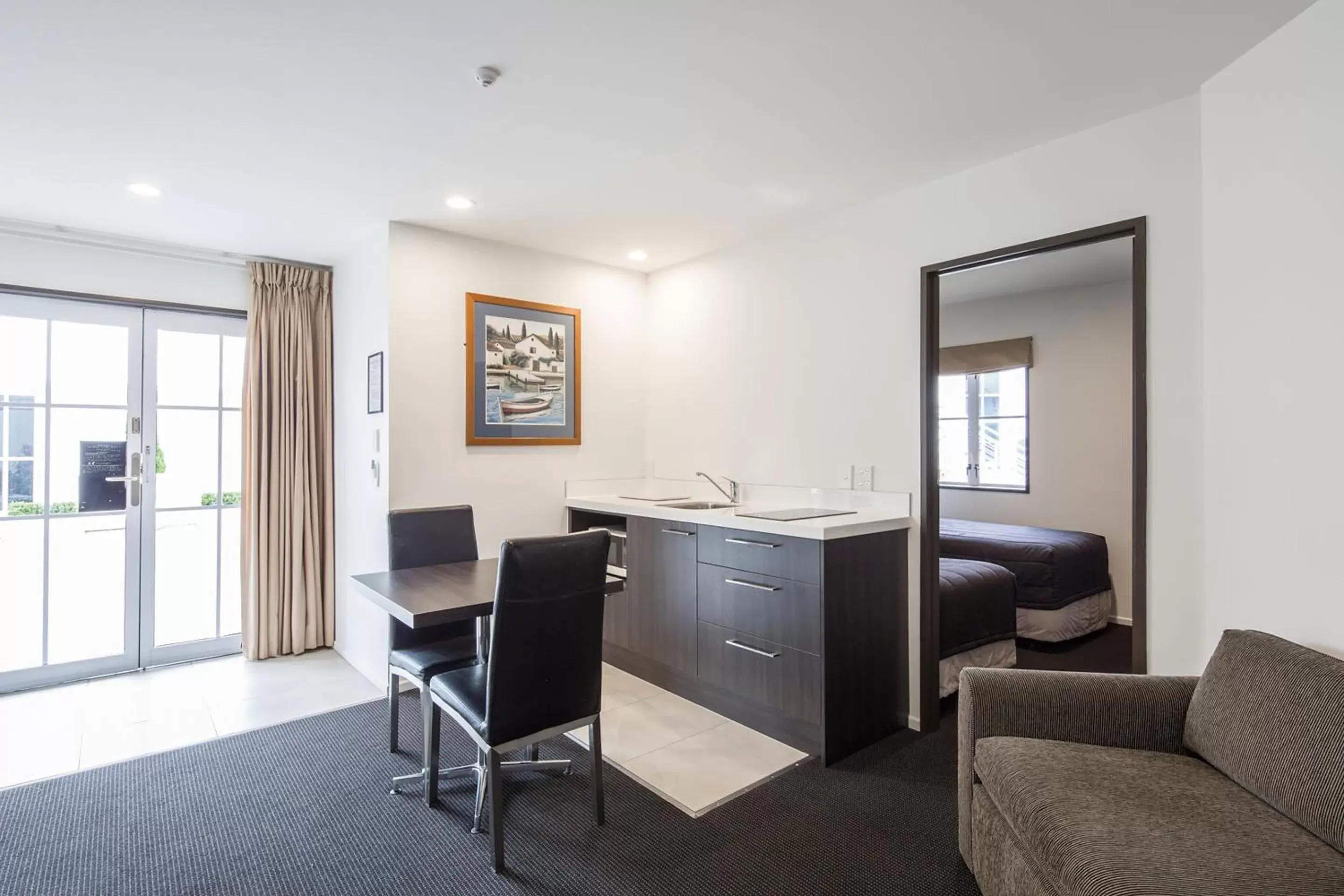 Kitchen or kitchenette, Seating Area in Pavilions Hotel