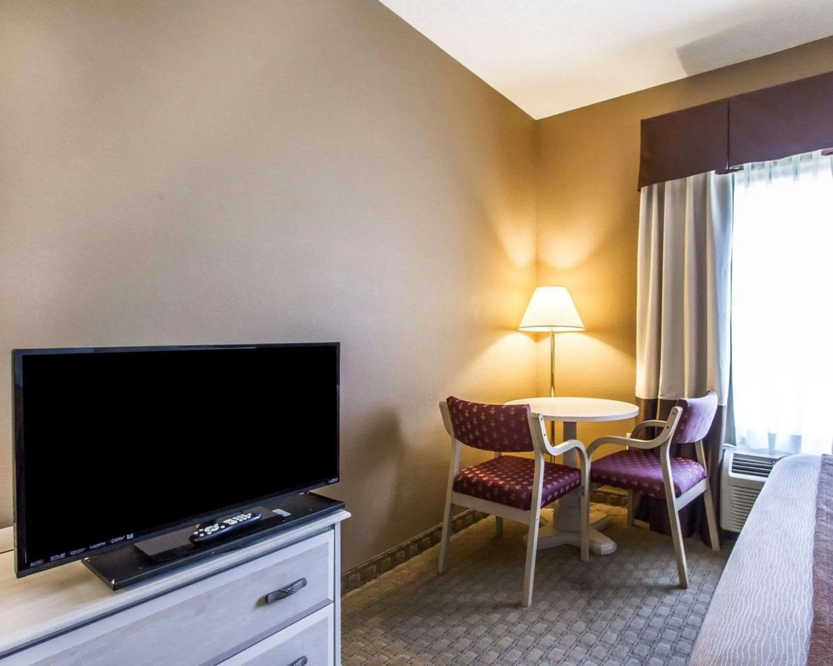 Bedroom, TV/Entertainment Center in Quality Inn Columbia