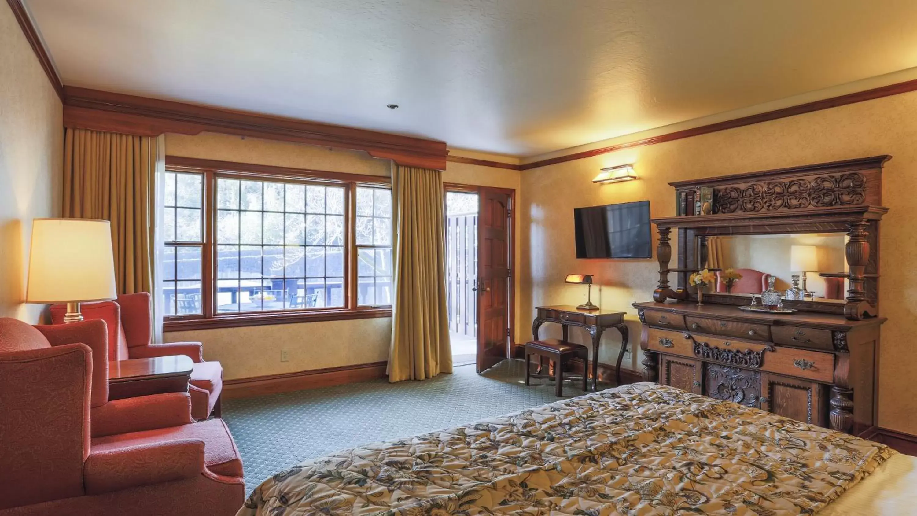 Photo of the whole room, Seating Area in Benbow Historic Inn