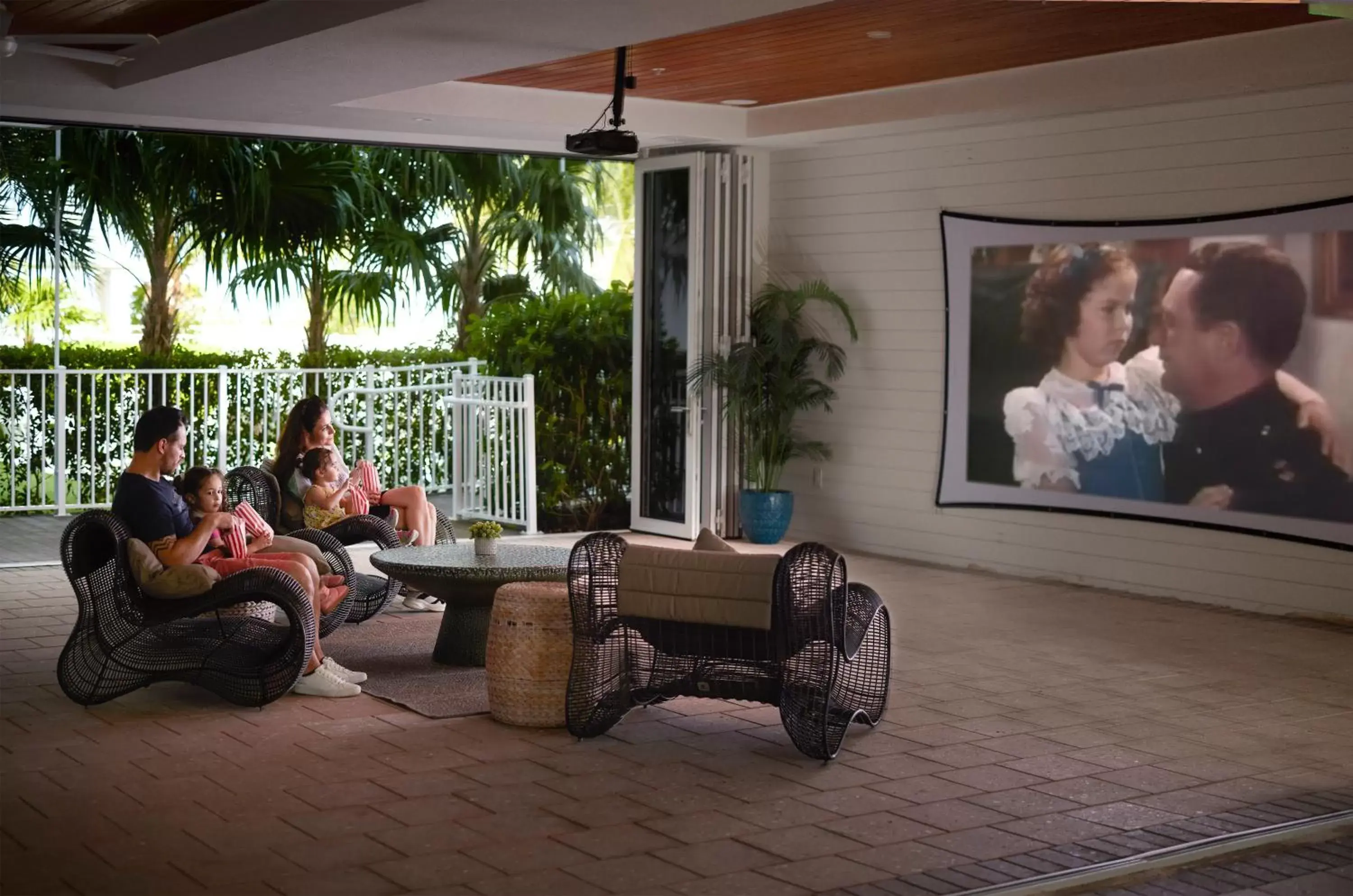 Communal lounge/ TV room in Courtyard by Marriott Faro Blanco Resort