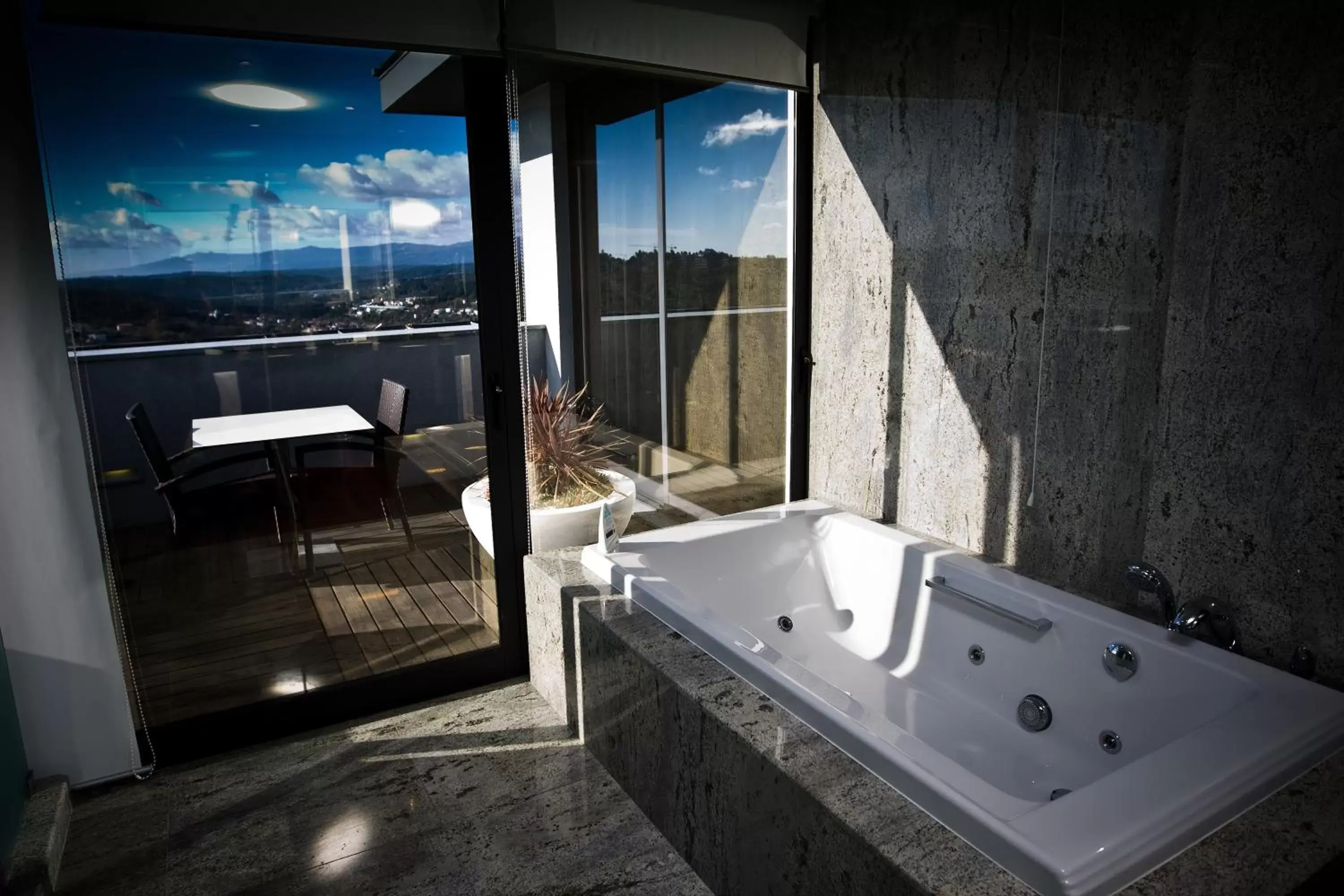 Hot Tub, Bathroom in Montebelo Viseu Congress Hotel