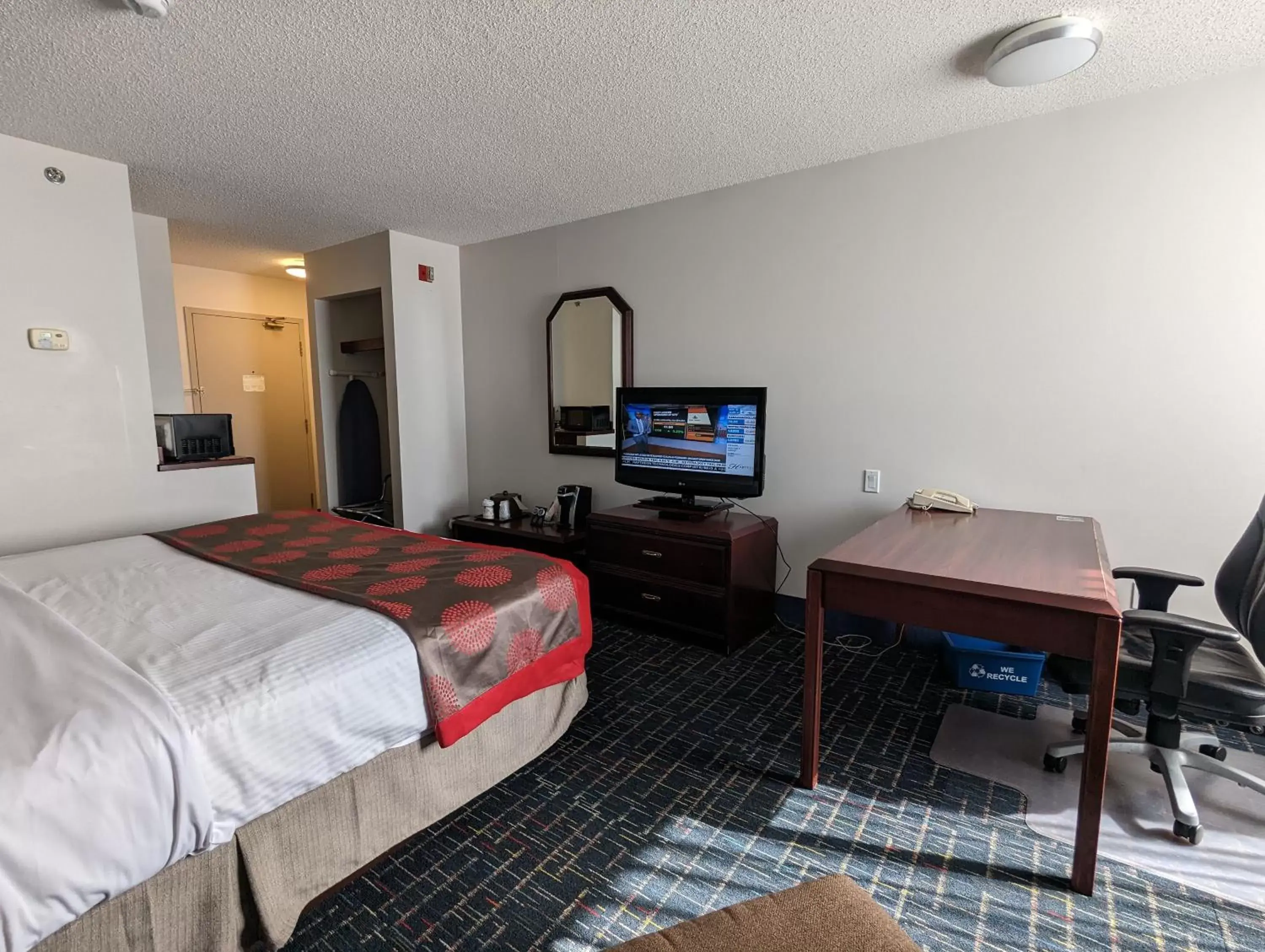 Bed, TV/Entertainment Center in DIVYA SUTRA Riviera Plaza and Conference Centre Calgary Airport