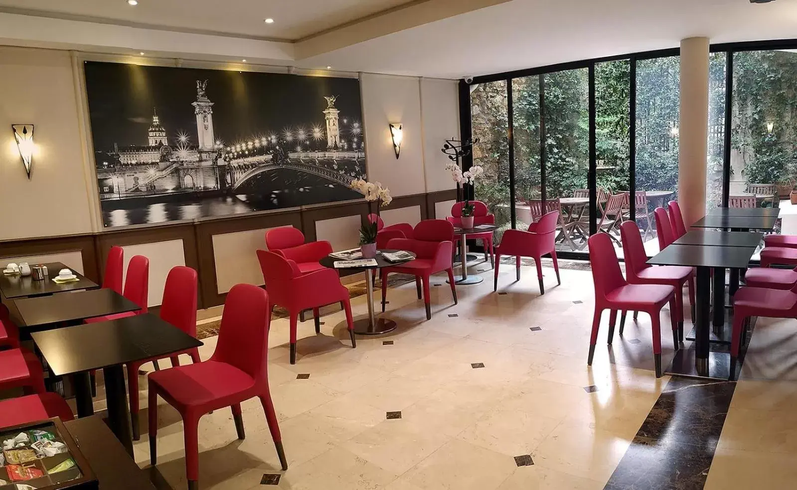 Lounge or bar, Restaurant/Places to Eat in Best Western Au Trocadéro