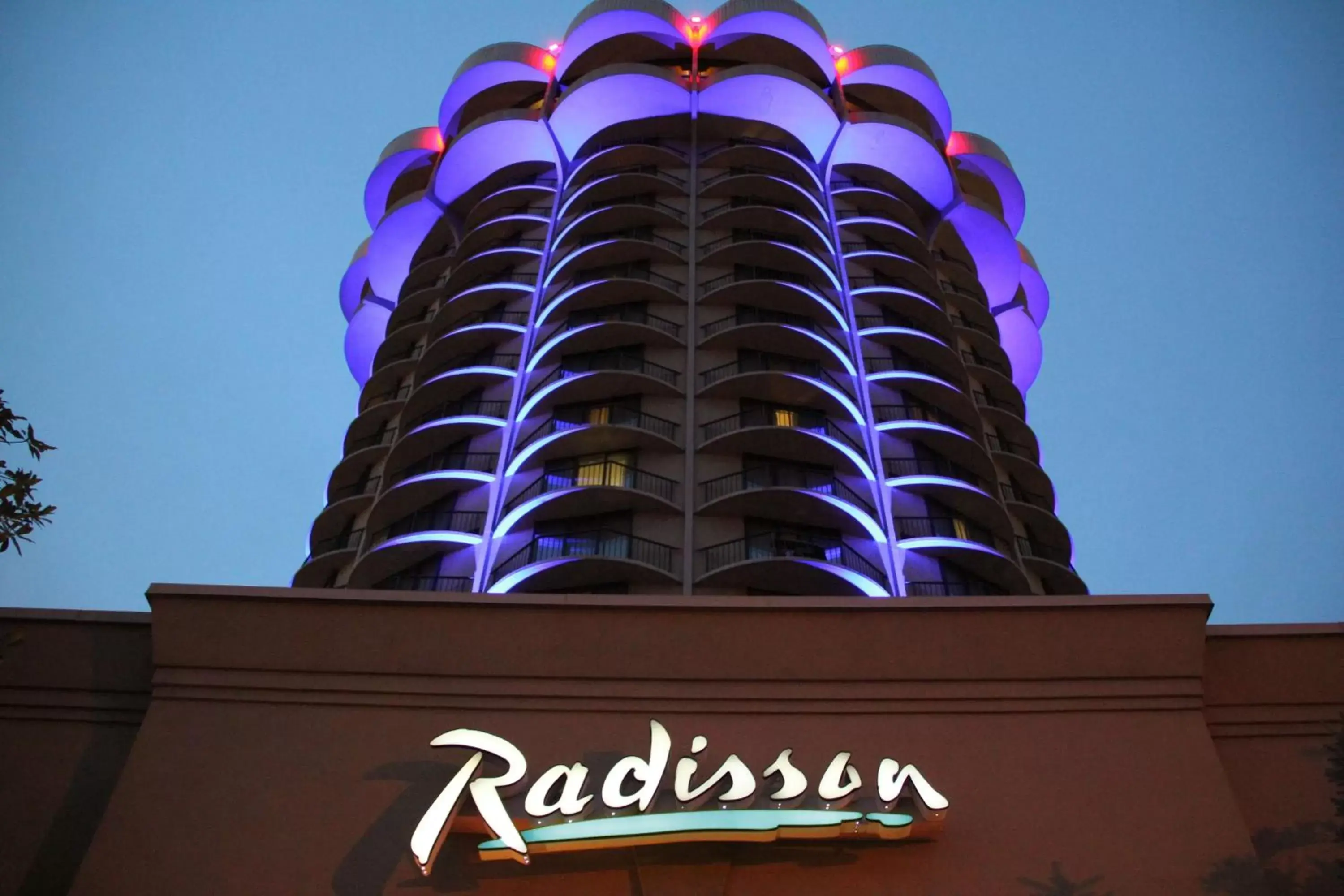 Property building in Radisson Hotel Cincinnati Riverfront