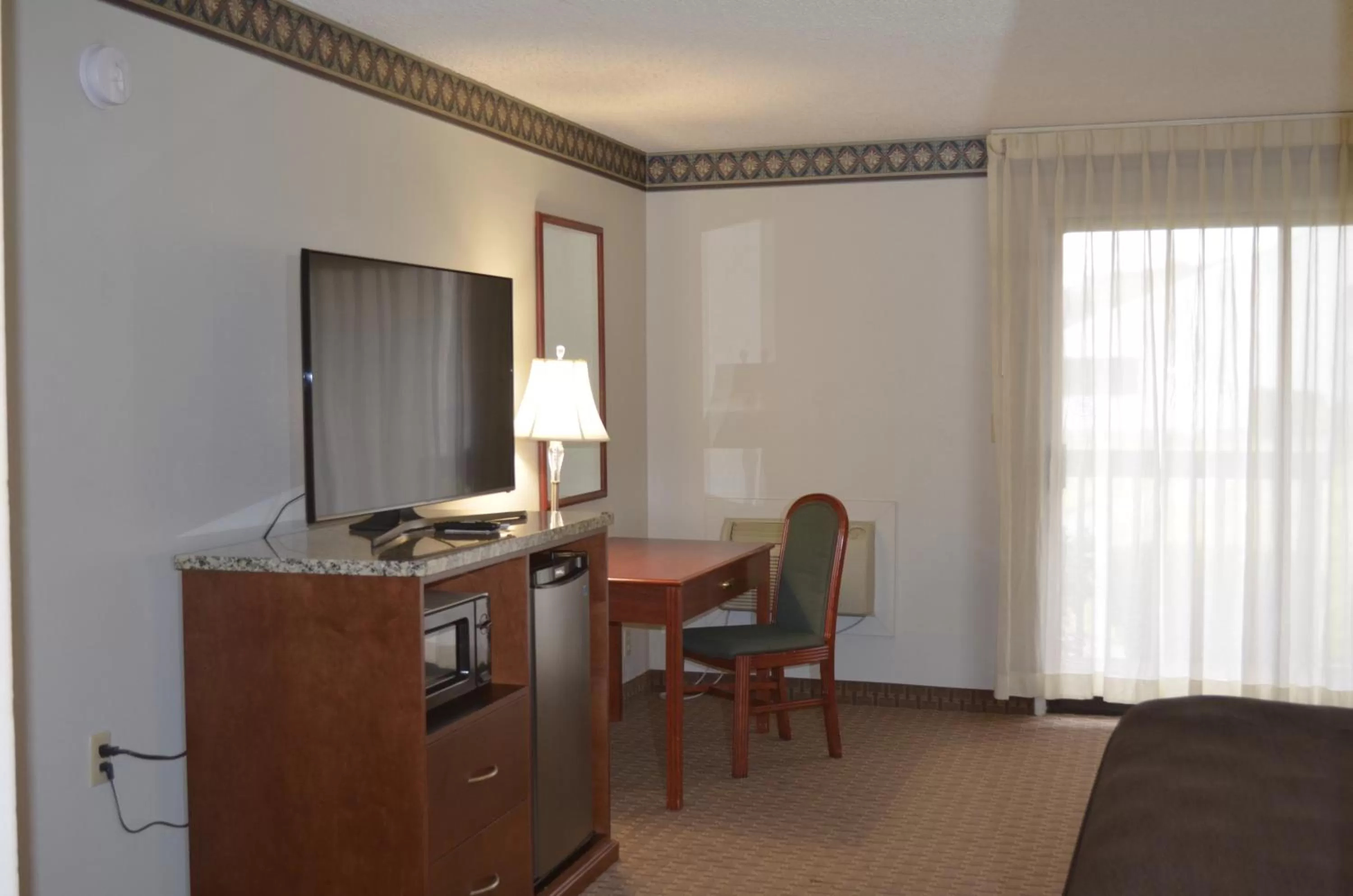 TV and multimedia, TV/Entertainment Center in Shilo Inns Suites The Dalles