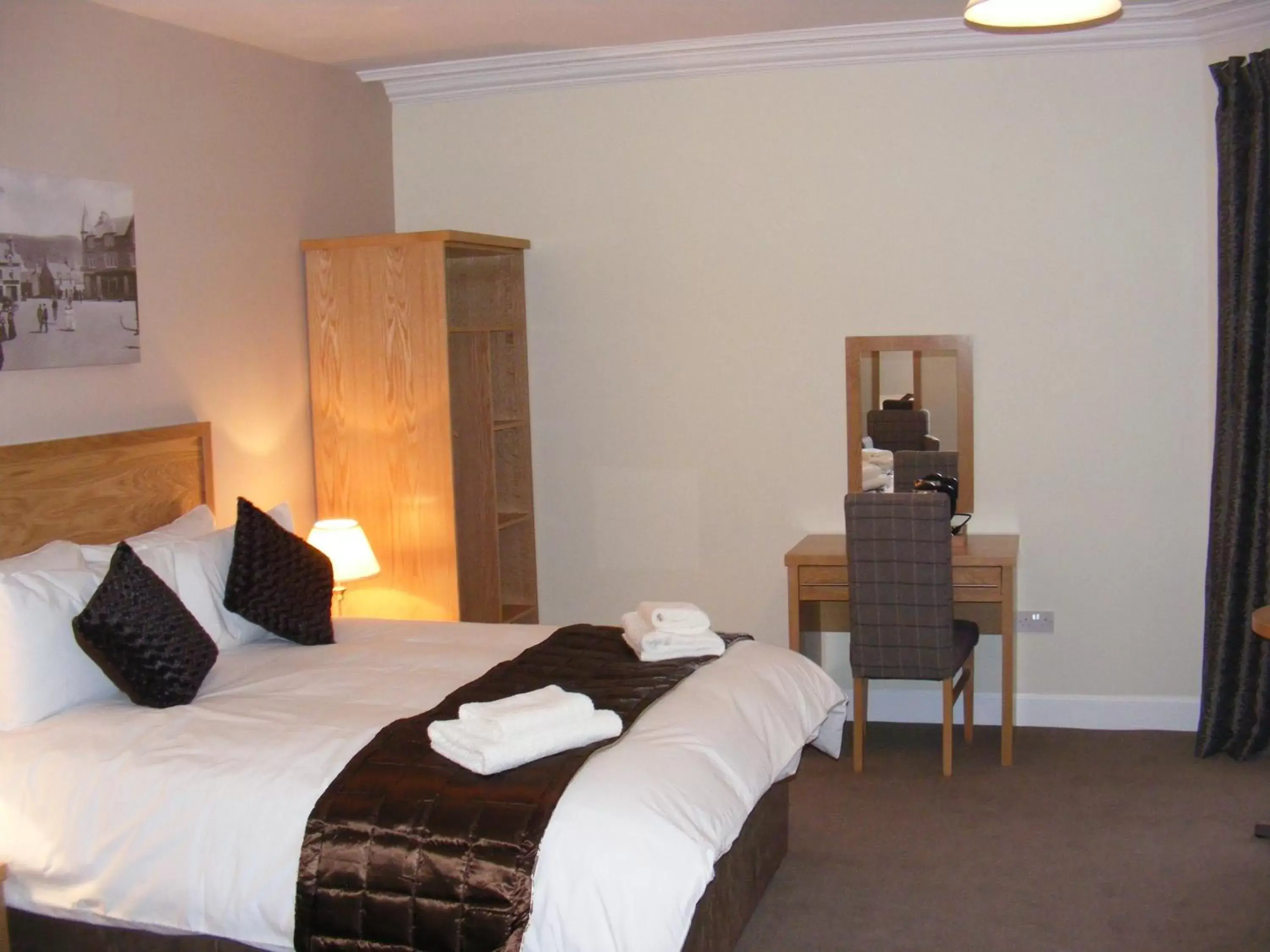 Photo of the whole room, Bed in Schiehallion Hotel