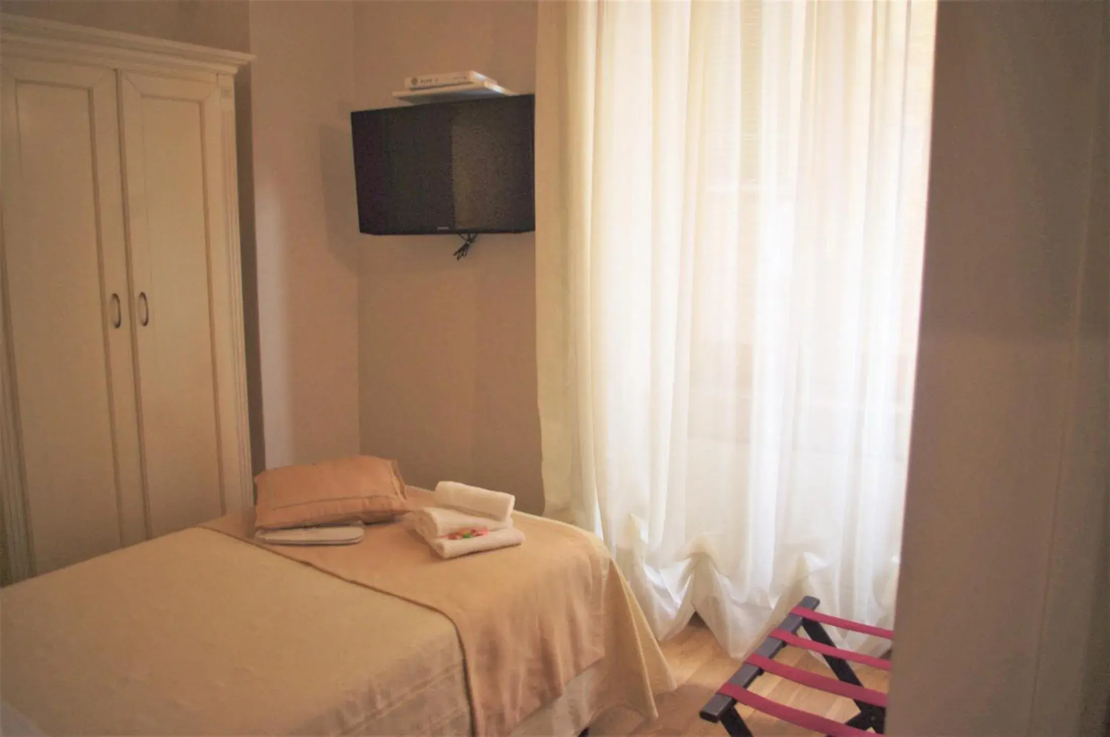 Bed, TV/Entertainment Center in Hotel Volterra In