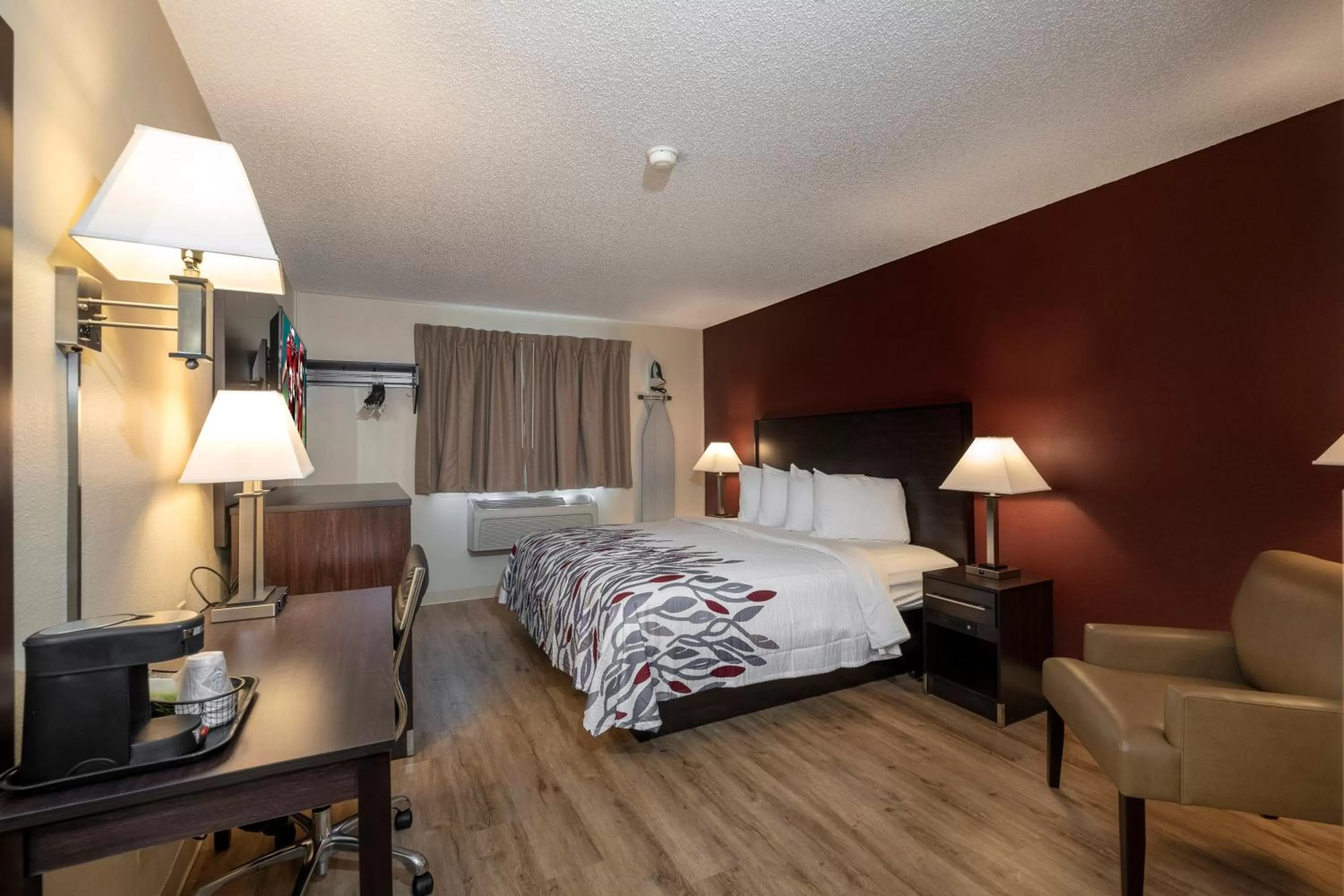 Photo of the whole room, Bed in Red Roof Inn Greensburg