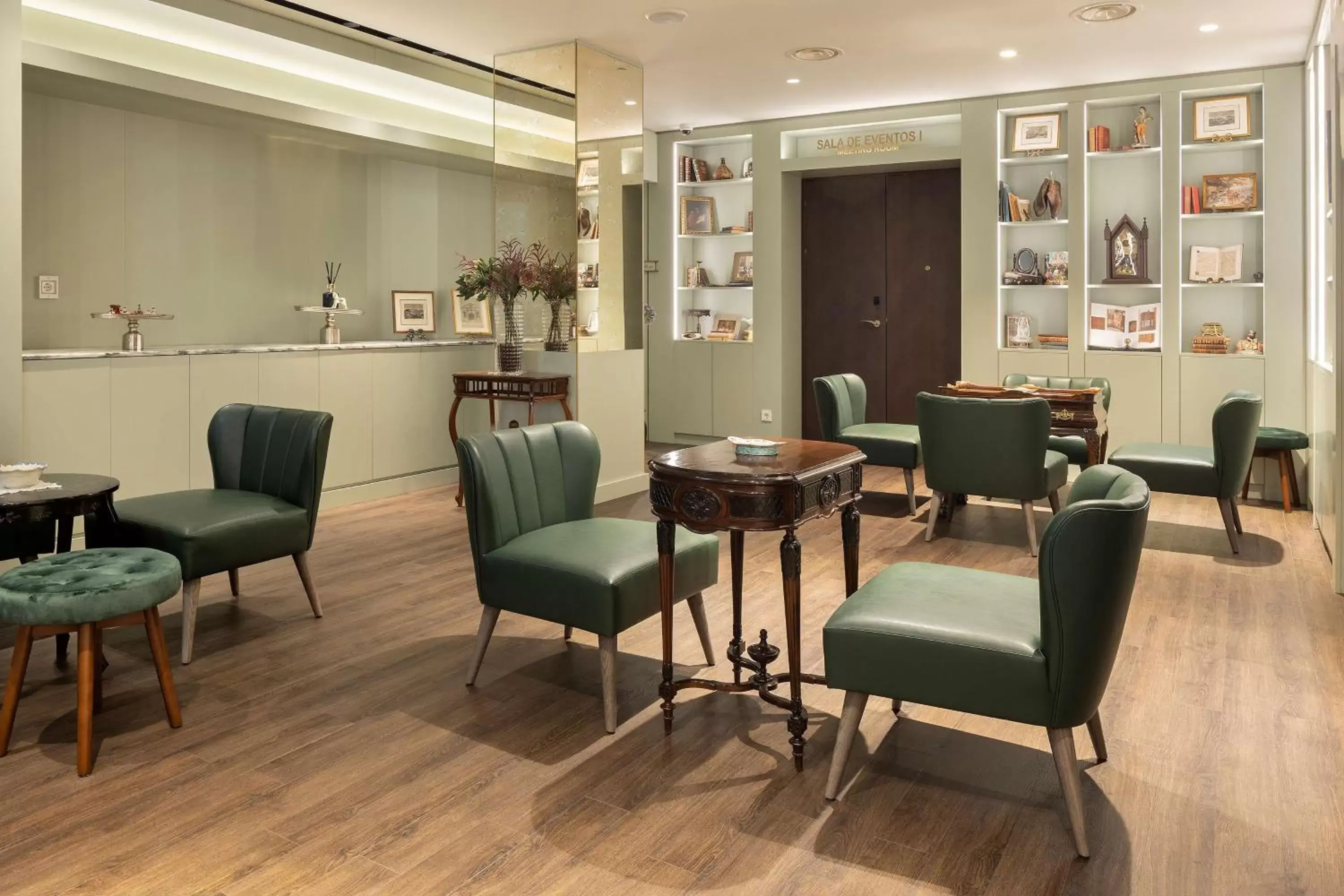 Lobby or reception, Lounge/Bar in The Emerald House Lisbon - Curio Collection By Hilton