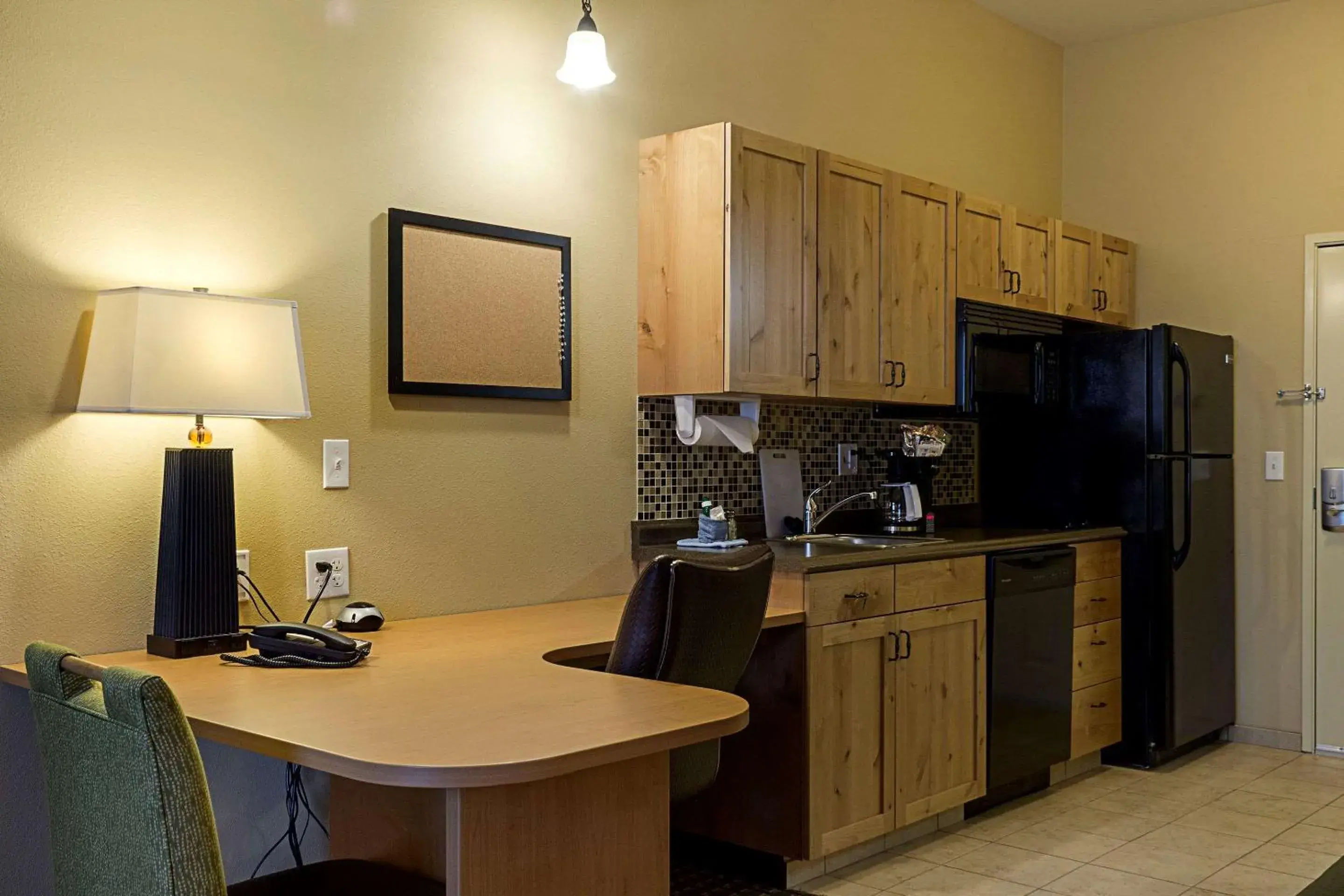 Bedroom, Kitchen/Kitchenette in Mainstay Suites Williston