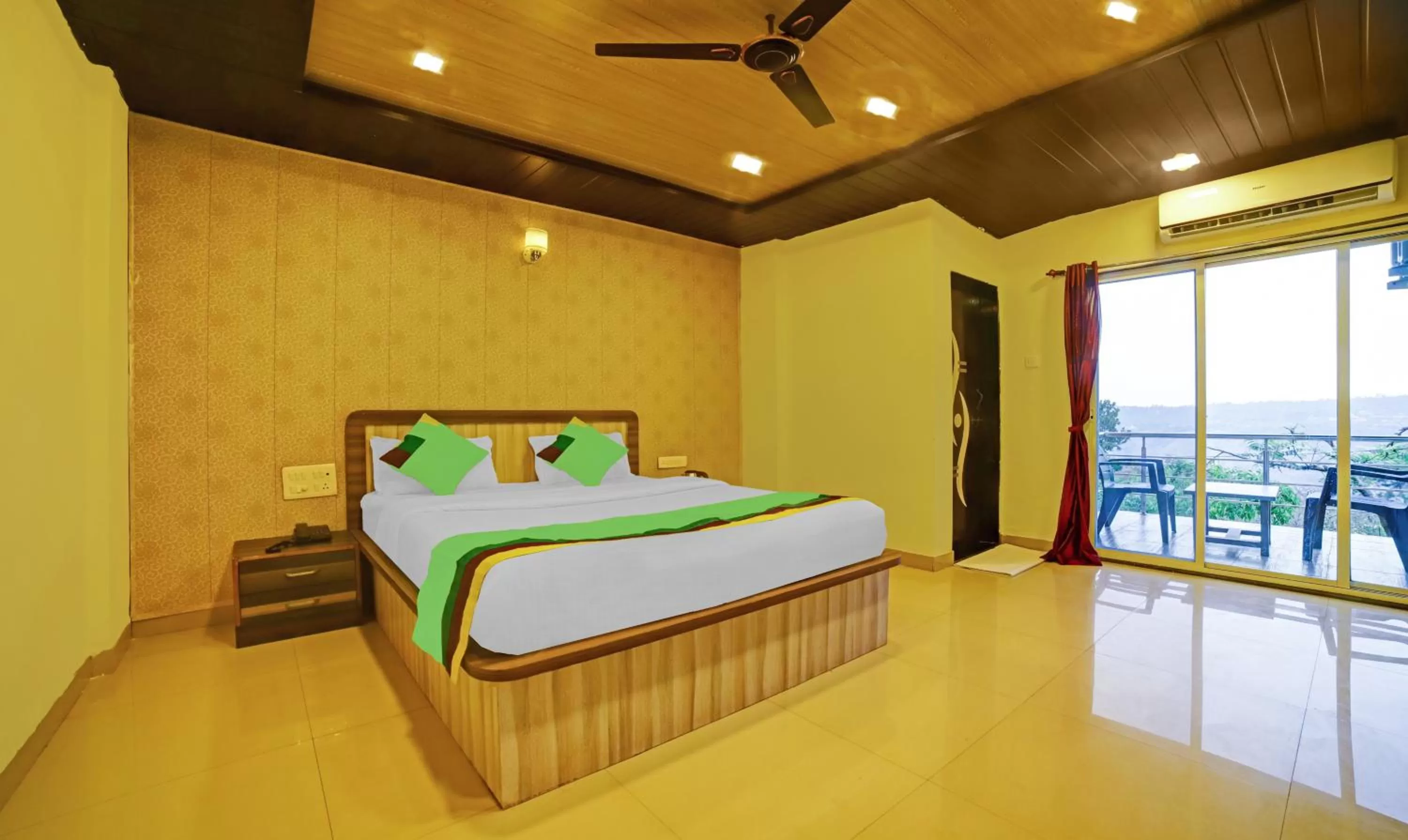 Bedroom, Bed in Treebo Balaji Excellency with Pool & Spa