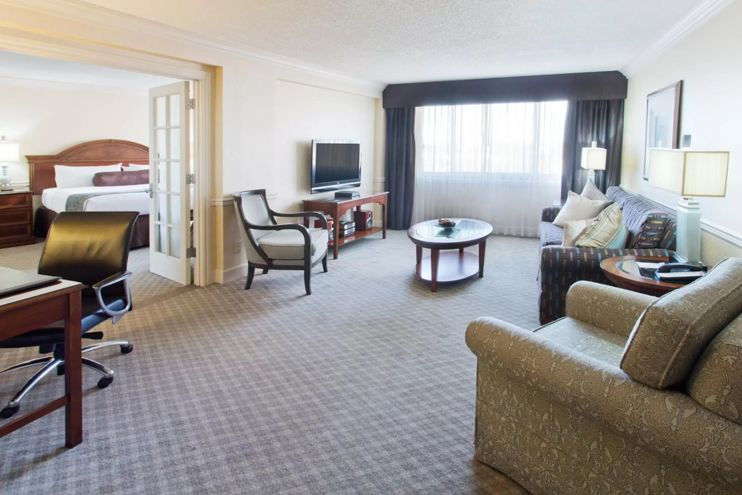 Photo of the whole room, Seating Area in Crowne Plaza Hotel Portland-Downtown Convention Center, an IHG Hotel