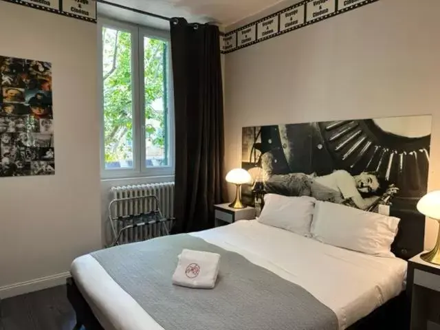 Bedroom, Bed in Hôtel Les Voyageurs