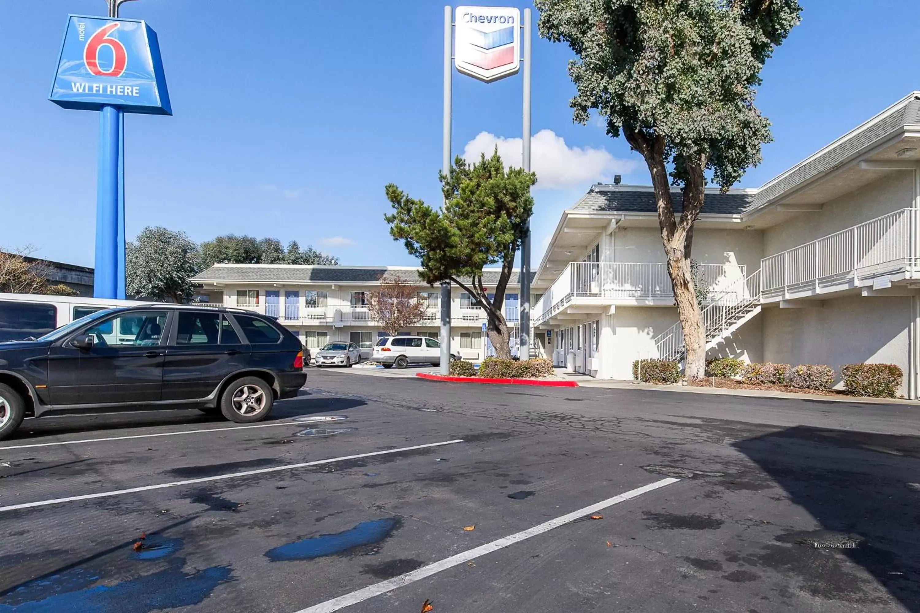 Facade/entrance in Motel 6 Hayward, CA- East Bay