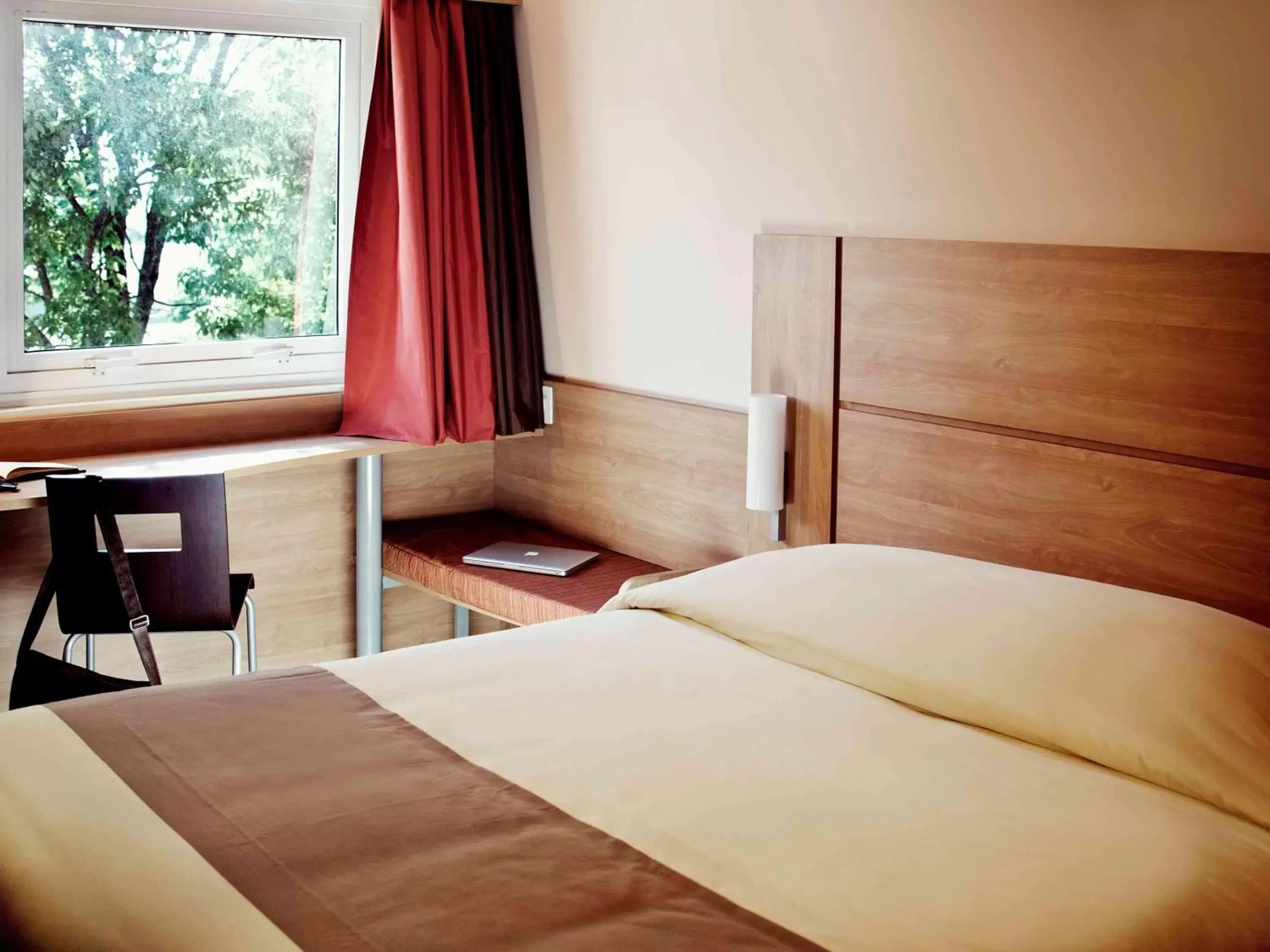 Photo of the whole room, Bed in ibis Canoas Shopping