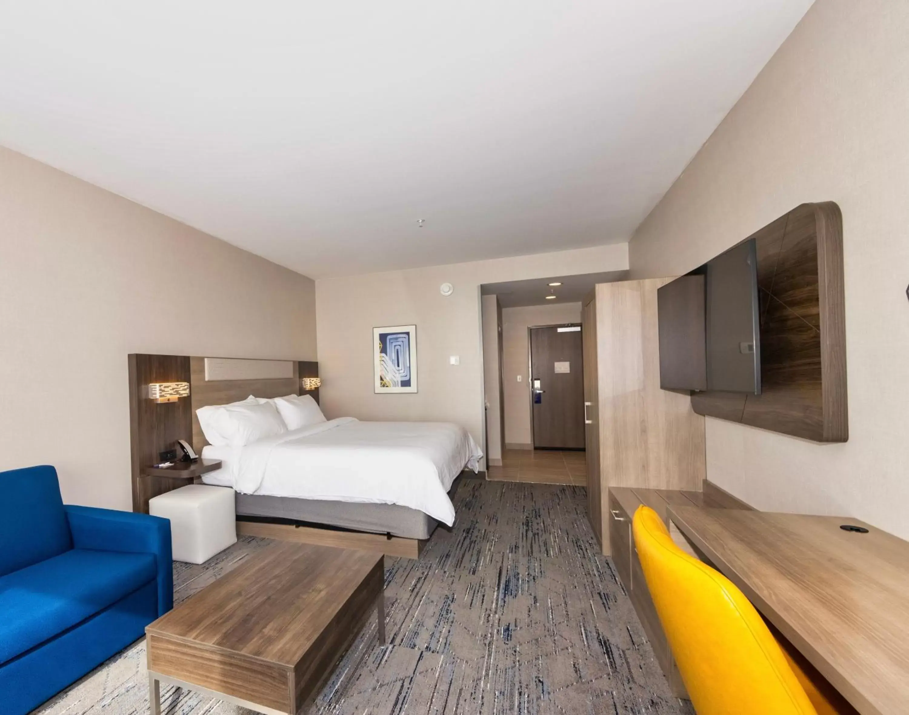 Bedroom, Bed in Holiday Inn Express & Suites - Harrisonburg University Area , an IHG Hotel